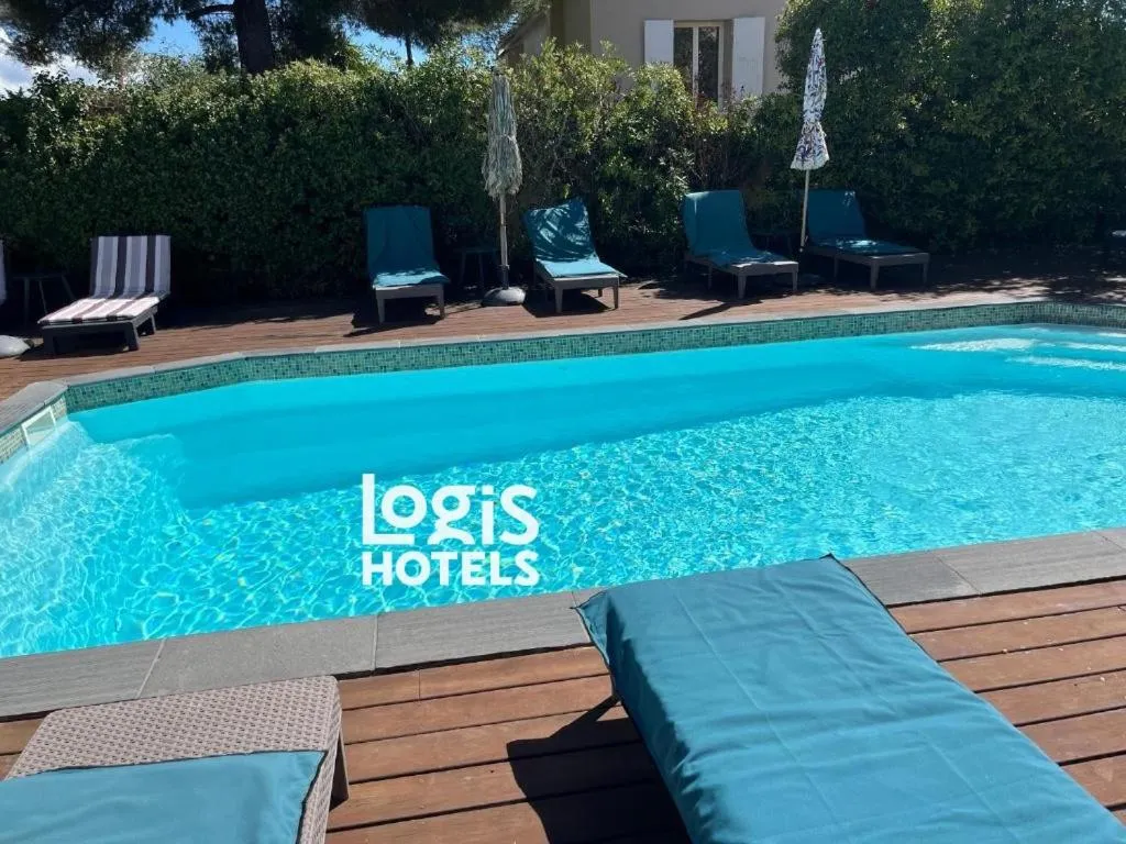 Swimming pool in Logis Hôtel Synaya