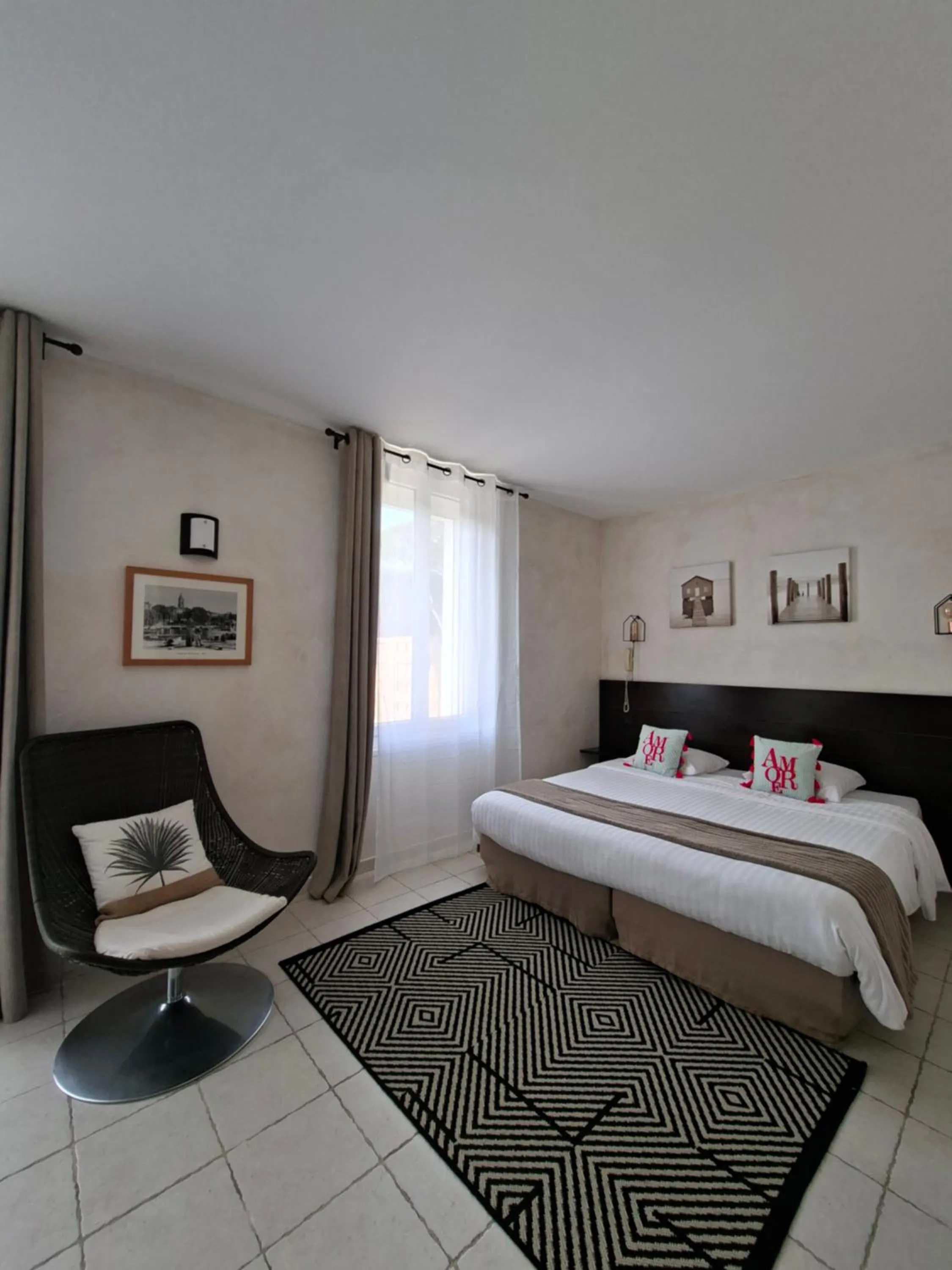 Property building, Bed in Logis Hôtel Synaya