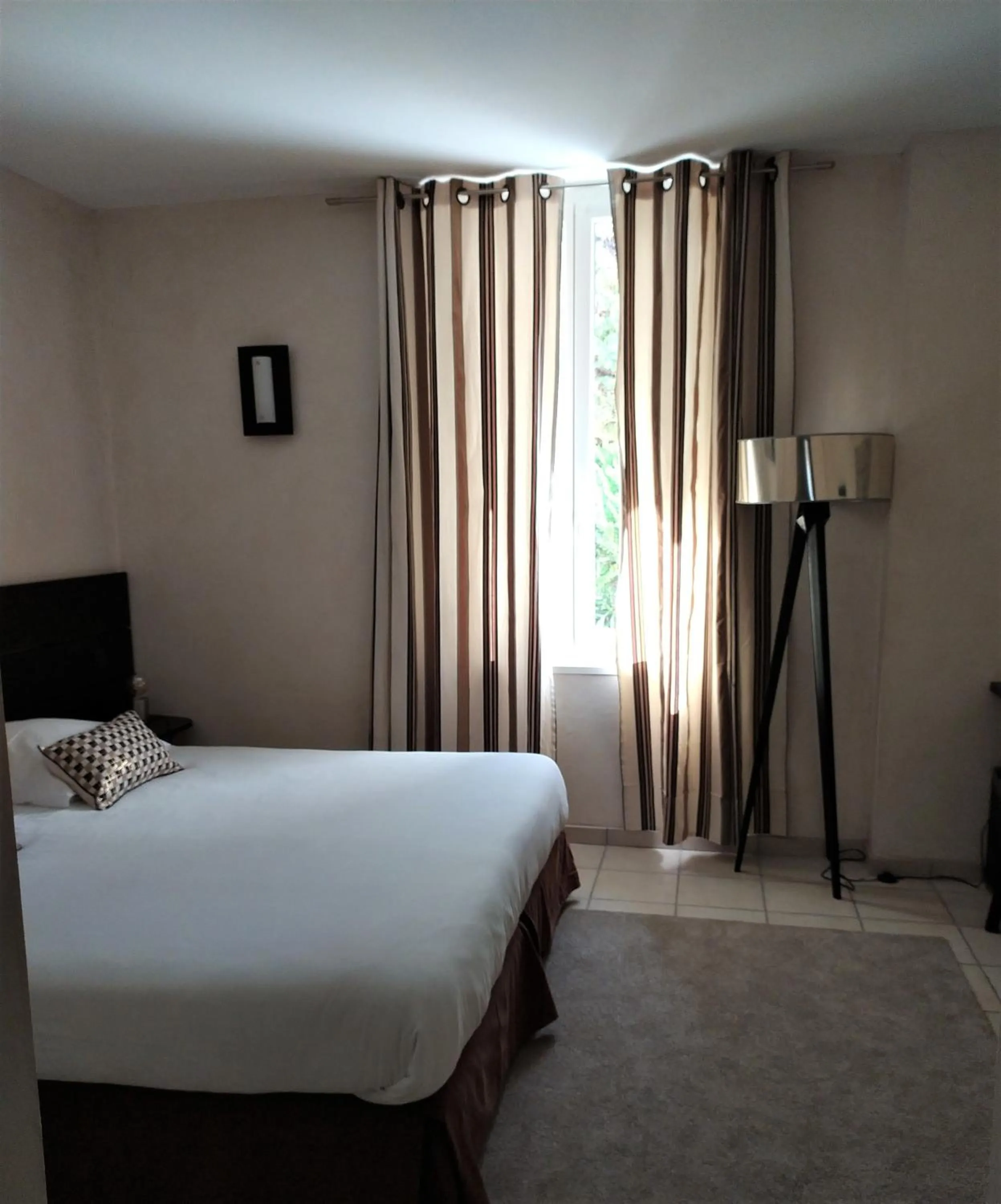 Photo of the whole room, Bed in hôtel Le Synaya