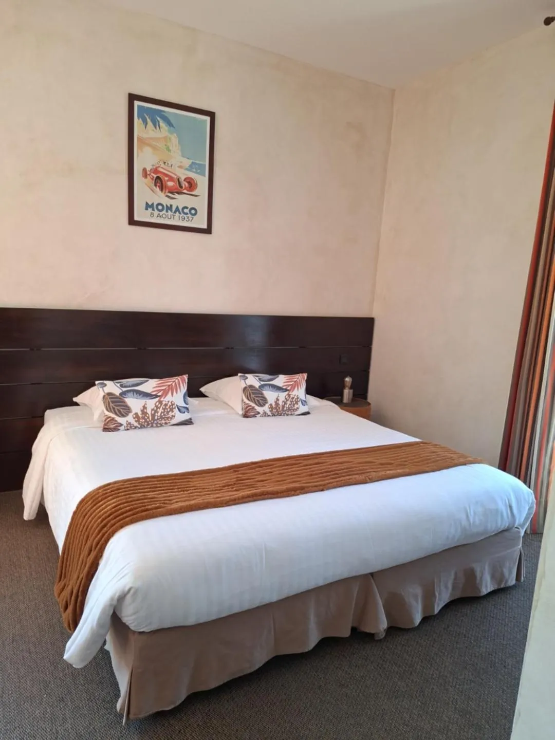 Property building, Bed in Logis Hôtel Synaya