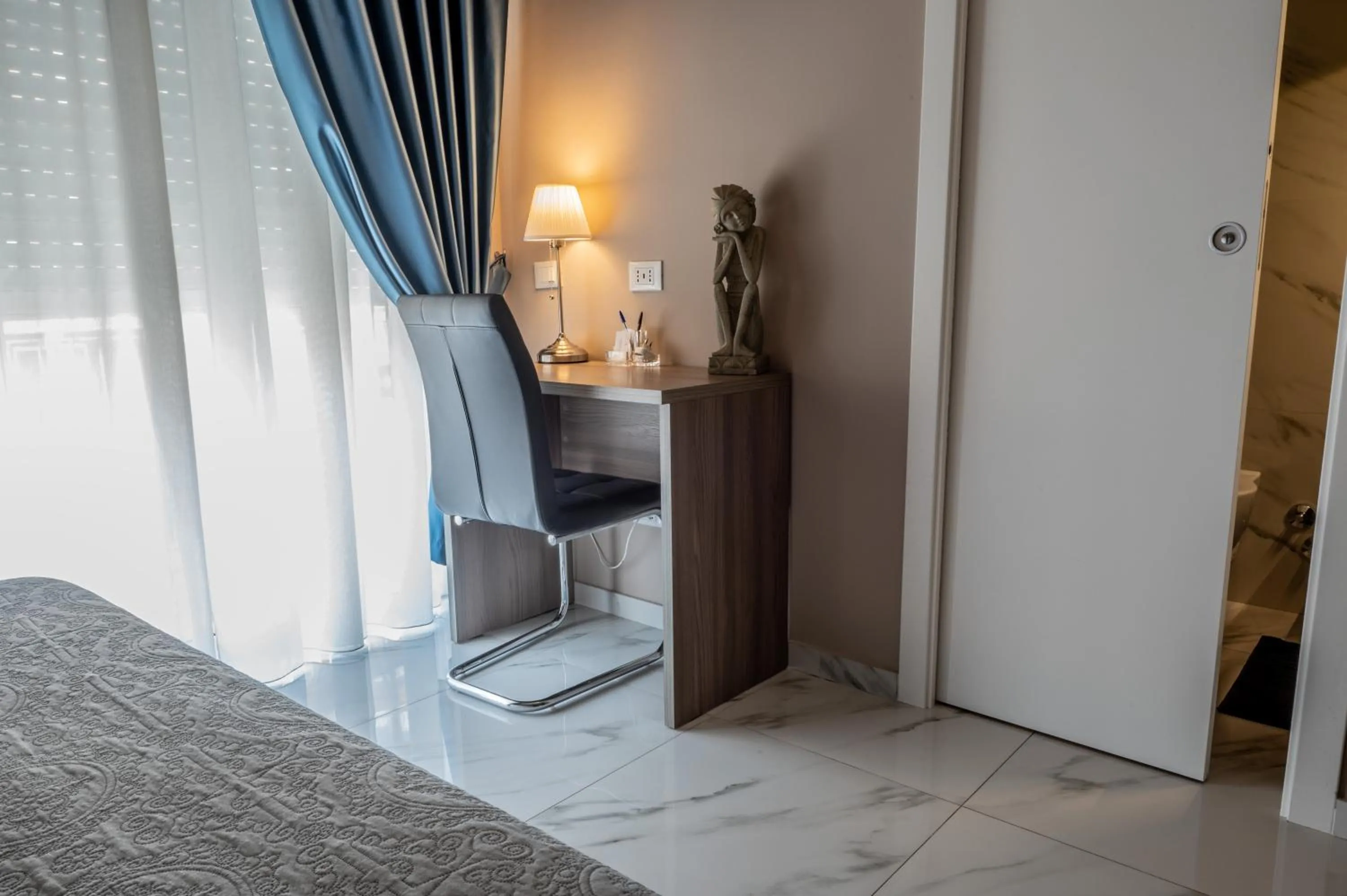 Living room, Bed in Eolian Port B&B