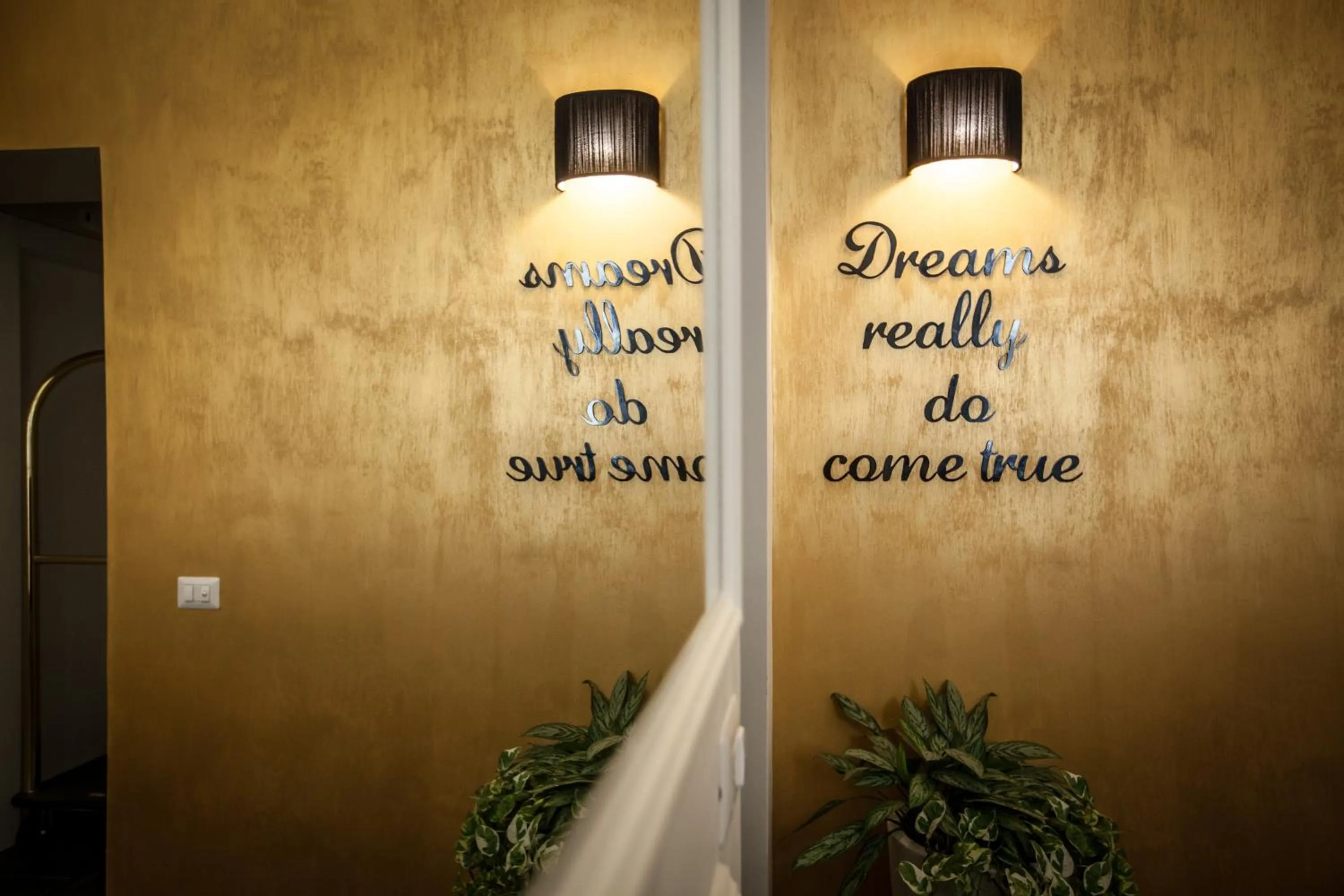 Property logo or sign in Chic & Town Luxury Rooms Piazza di Spagna