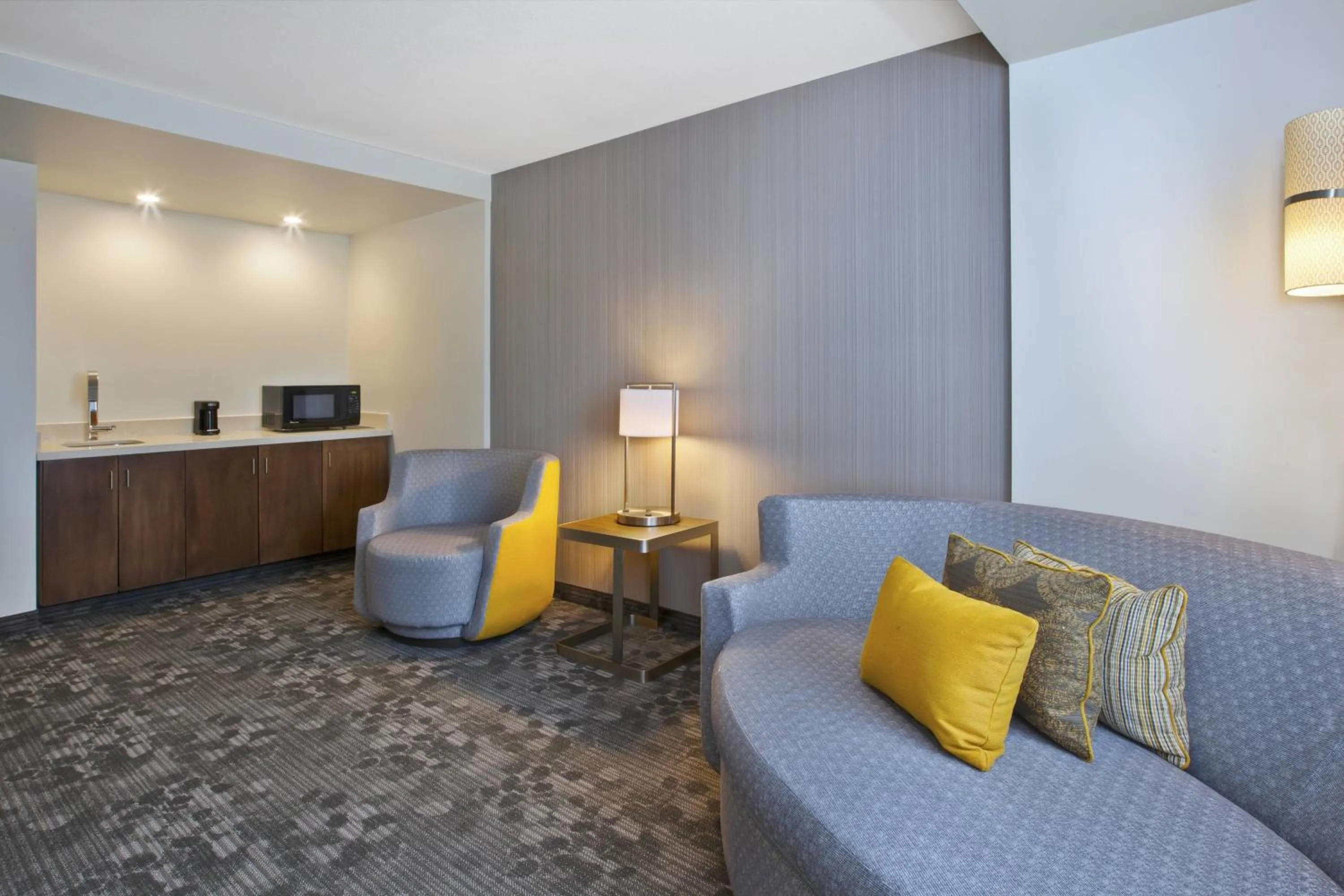 Living room in Courtyard by Marriott St. Joseph-Benton Harbor