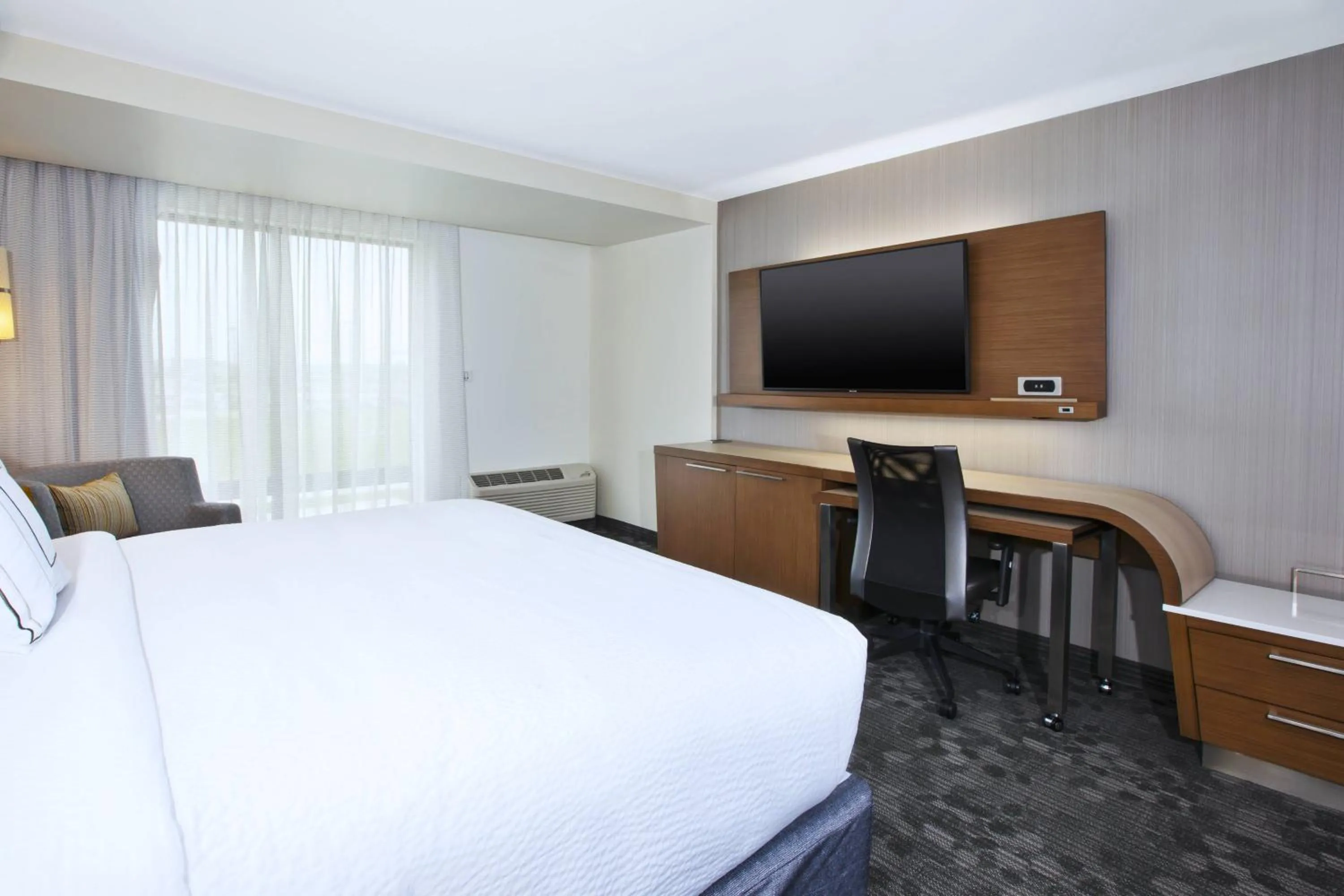 Photo of the whole room, Bed in Courtyard by Marriott St. Joseph-Benton Harbor