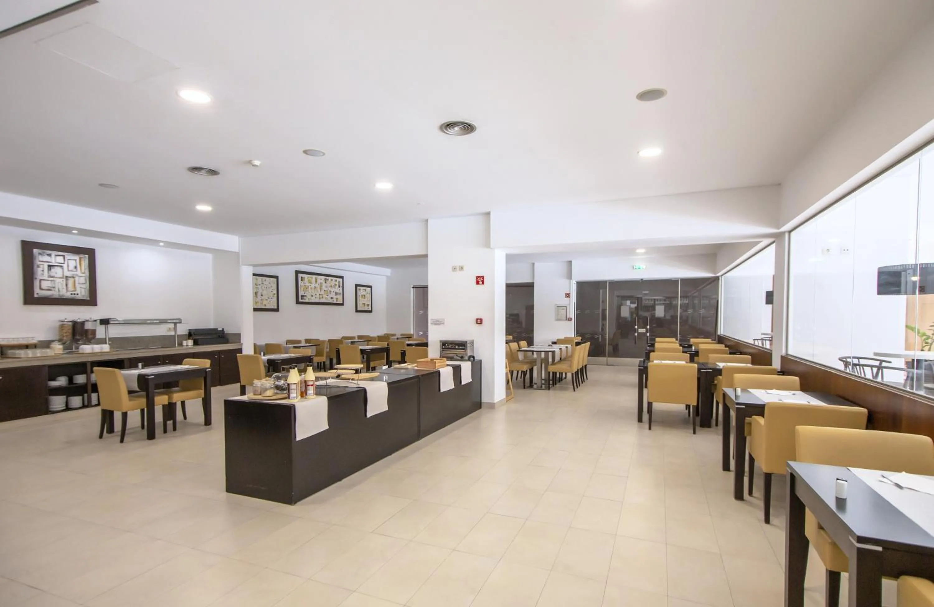 Restaurant/places to eat in Areias Village Beach Suite Hotel