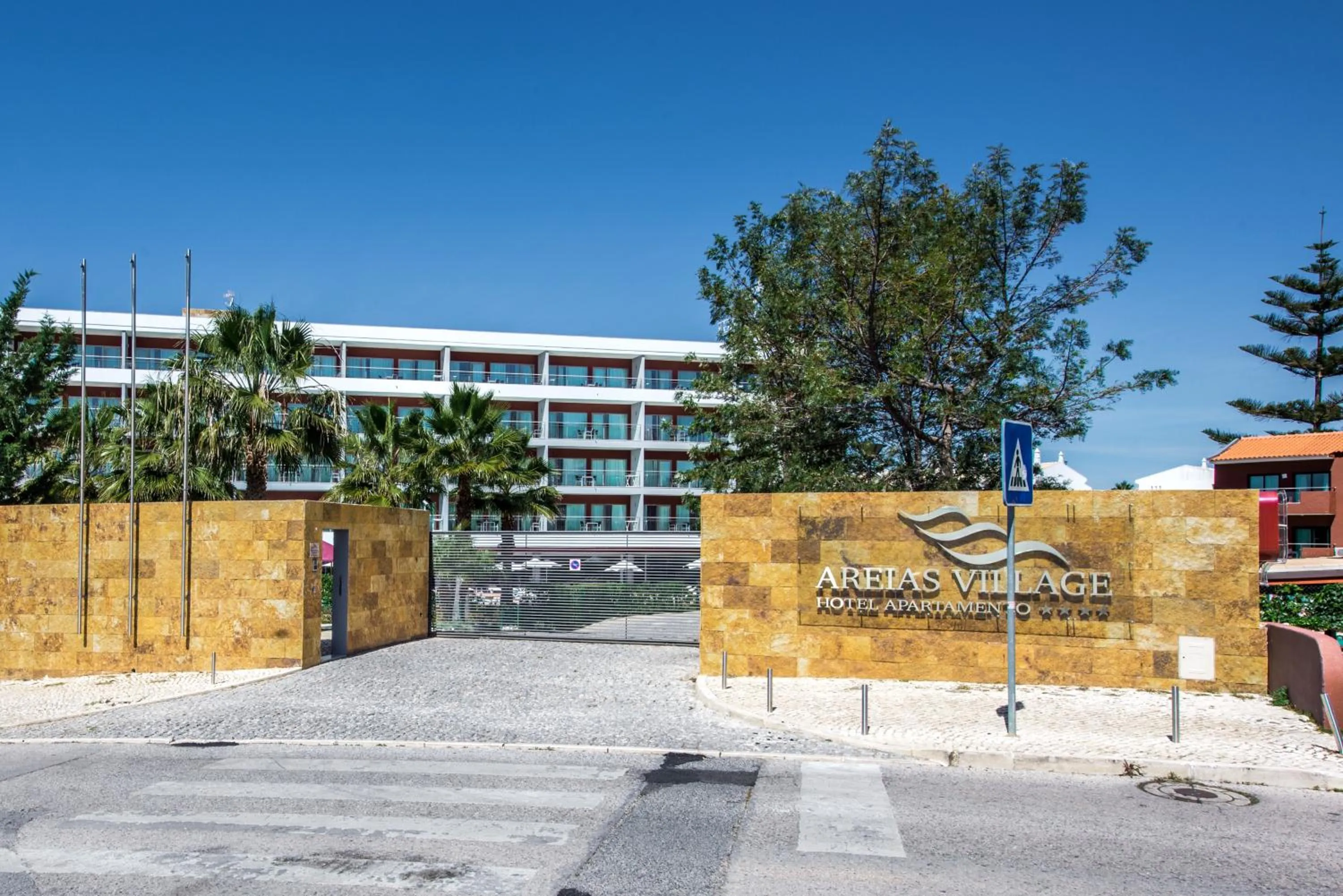 Facade/entrance in Areias Village Beach Suite Hotel