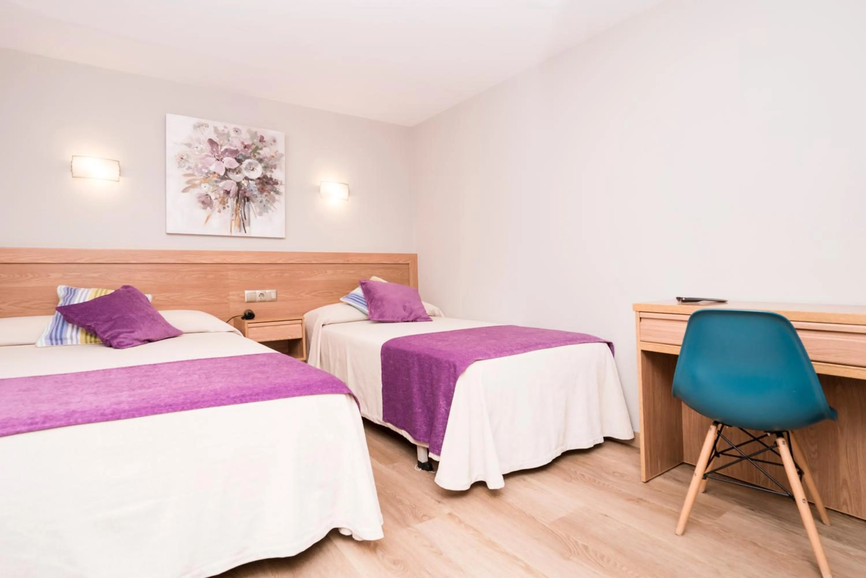 Photo of the whole room, Bed in Hotel Caribe Sanxenxo