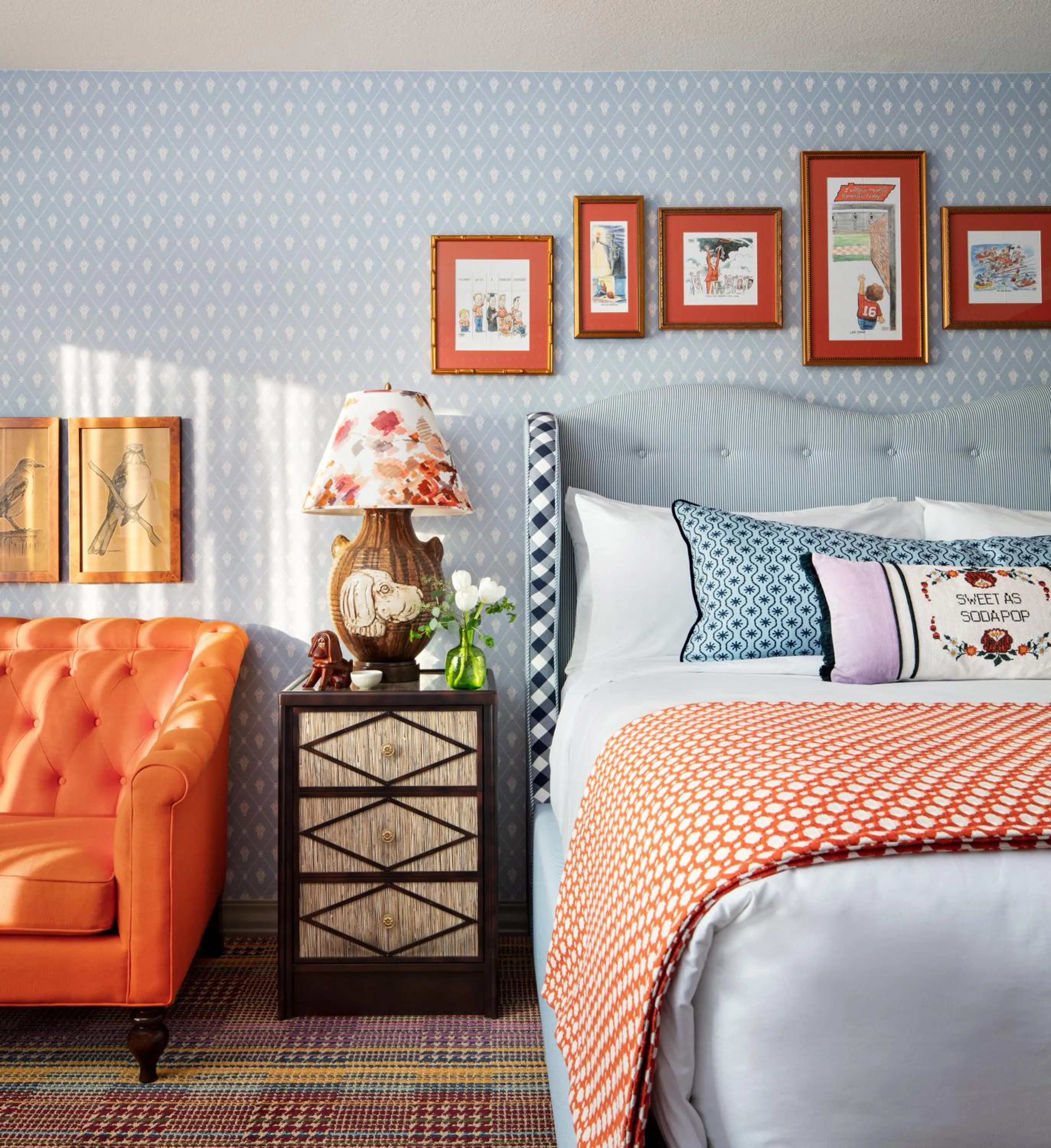 Seating area, Bed in Graduate by Hilton Knoxville