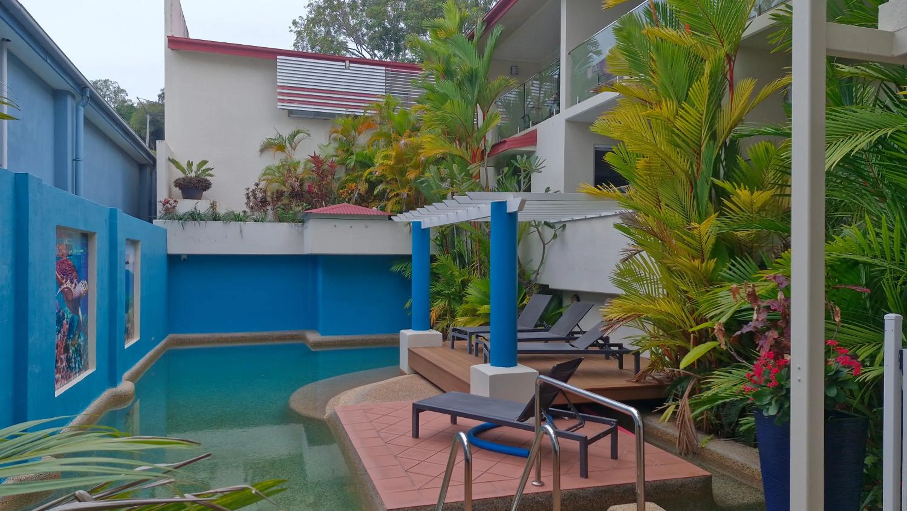 Swimming pool in Macrossan House Boutique Holiday Apartments