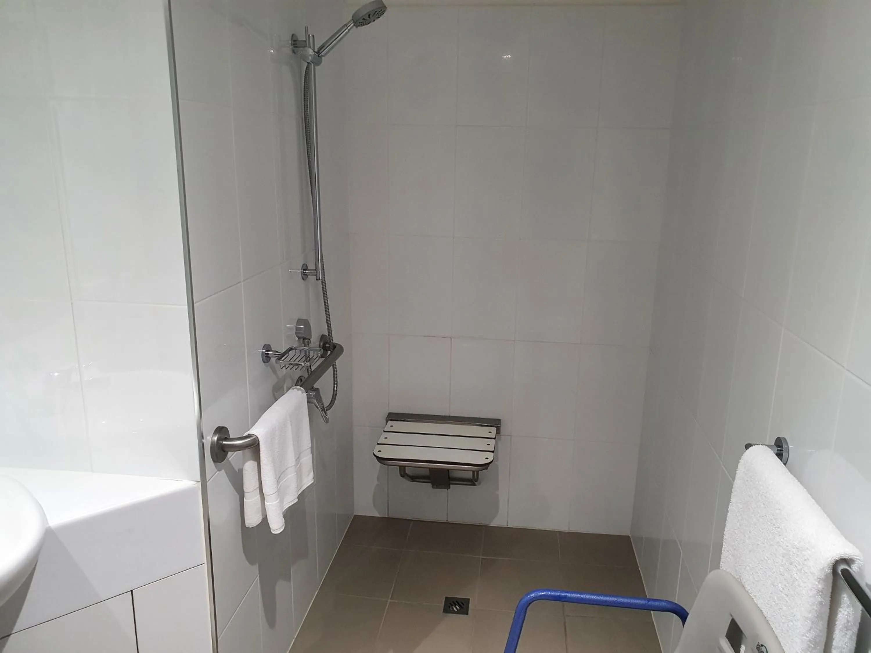 Facility for disabled guests in Macrossan House Boutique Holiday Apartments