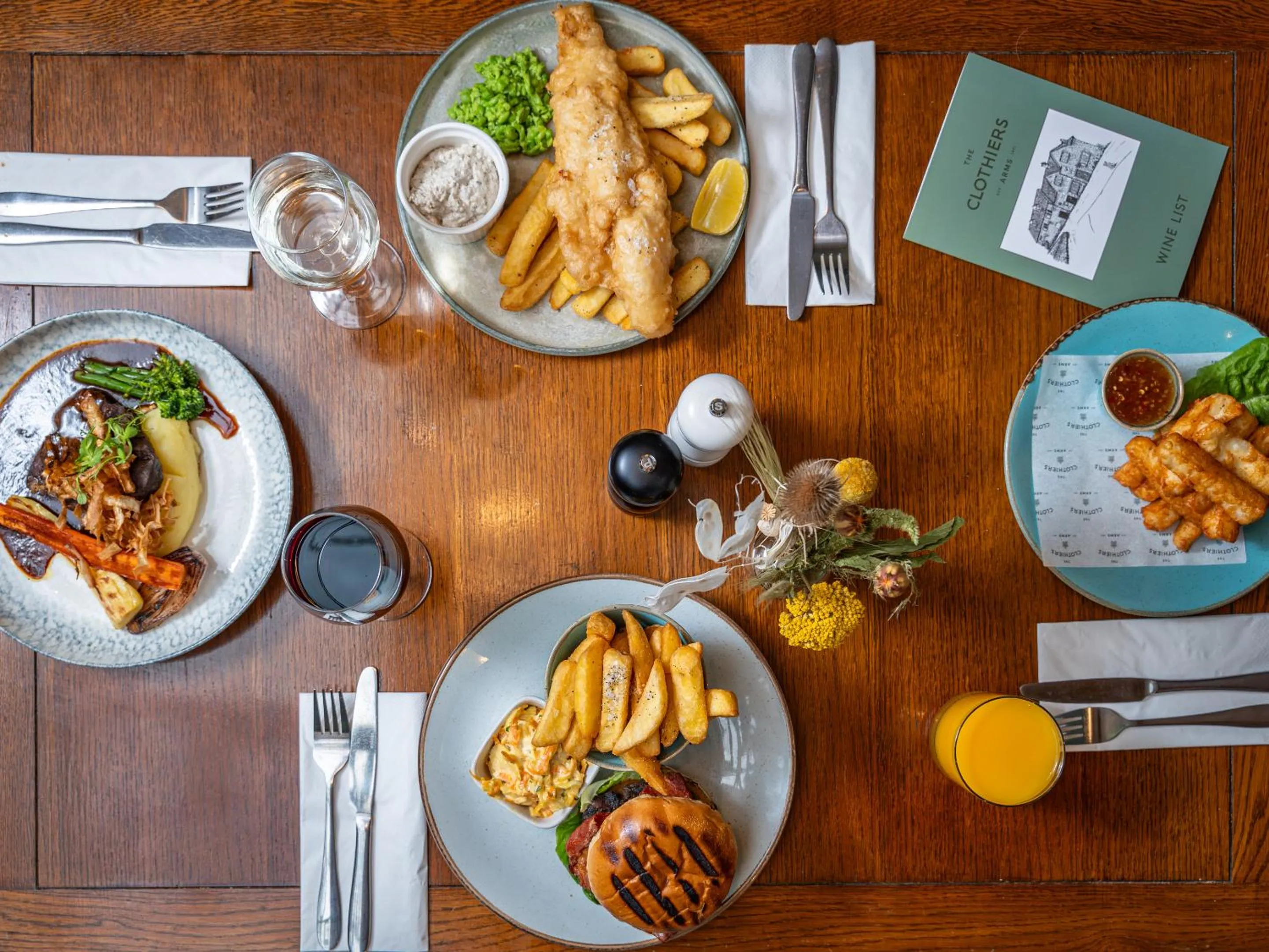 Food and drinks in The Clothiers Arms