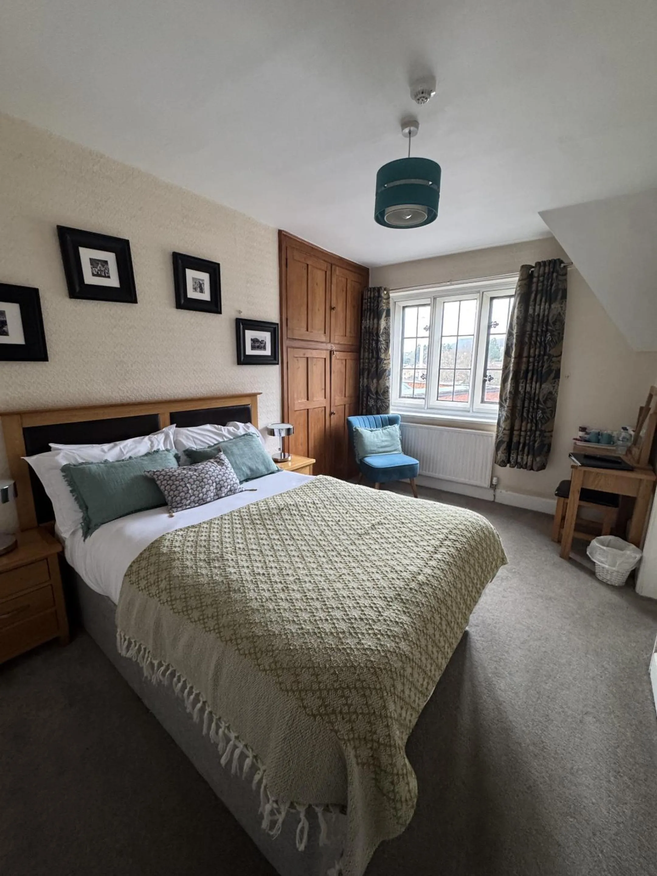 Bedroom, Bed in The Clothiers Arms