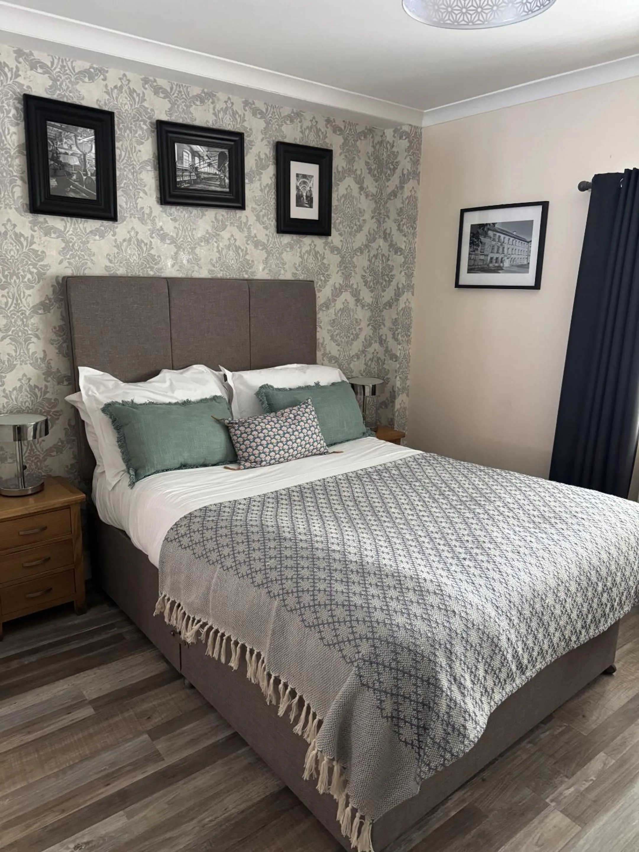 Bedroom, Bed in The Clothiers Arms