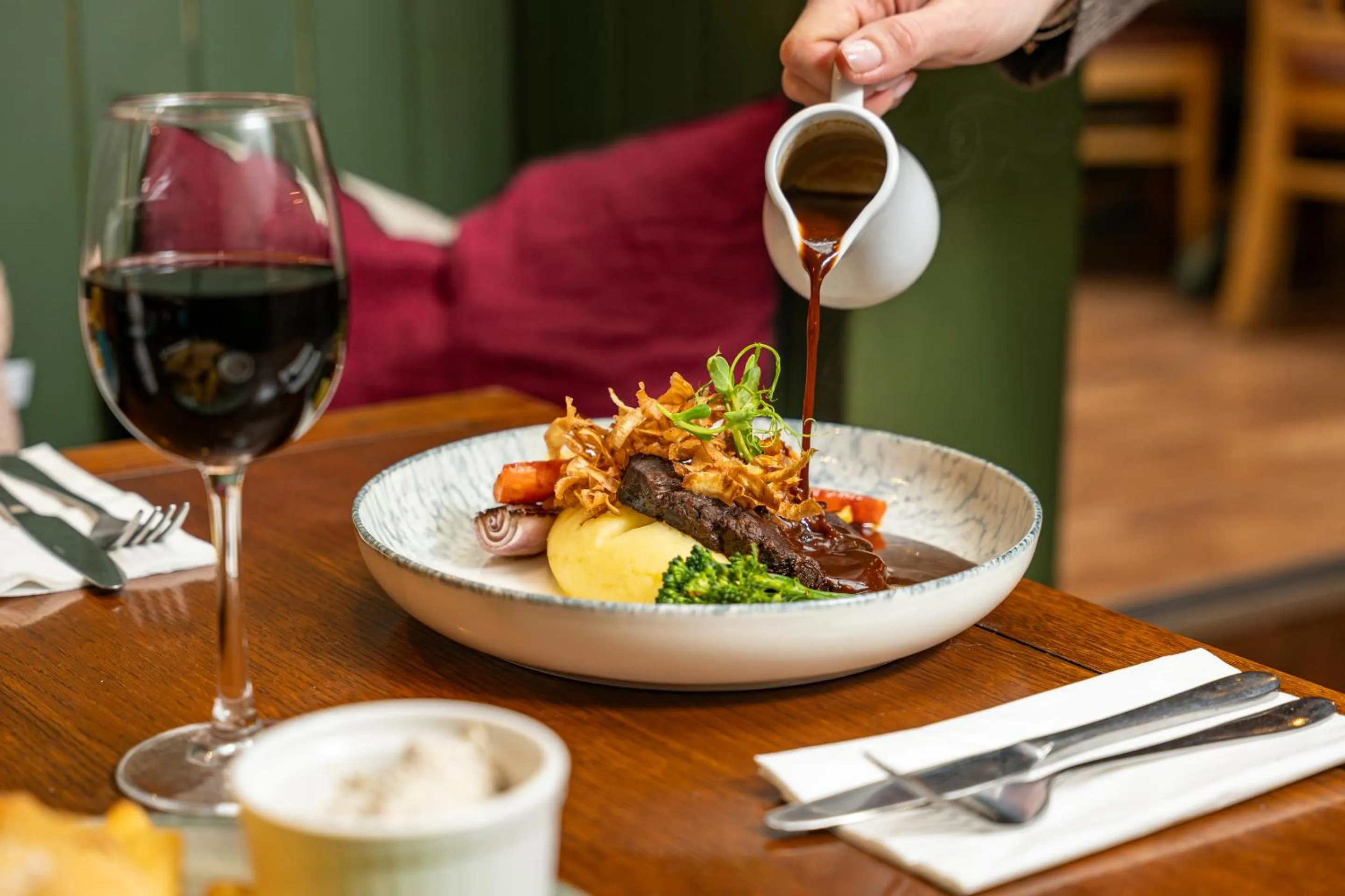 Food and drinks in The Clothiers Arms