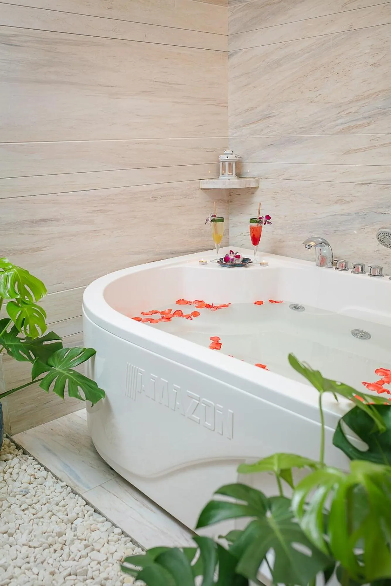 Hot Tub in The Oriental Jade Hotel