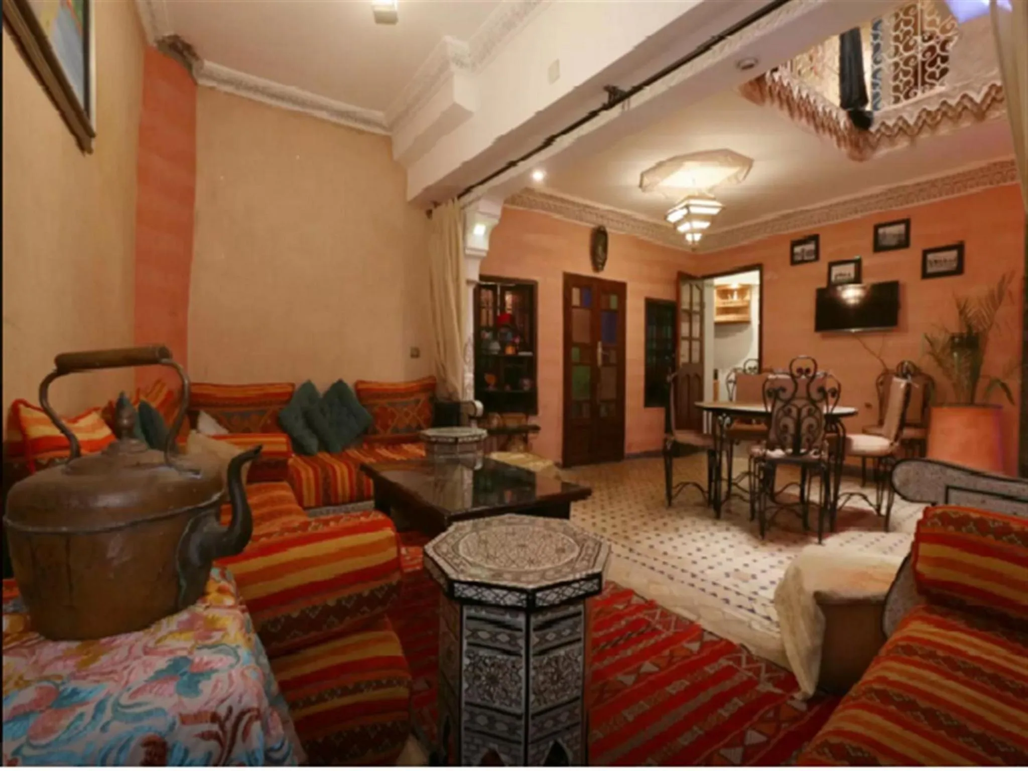 Communal lounge/ TV room in Riad Maison Aicha