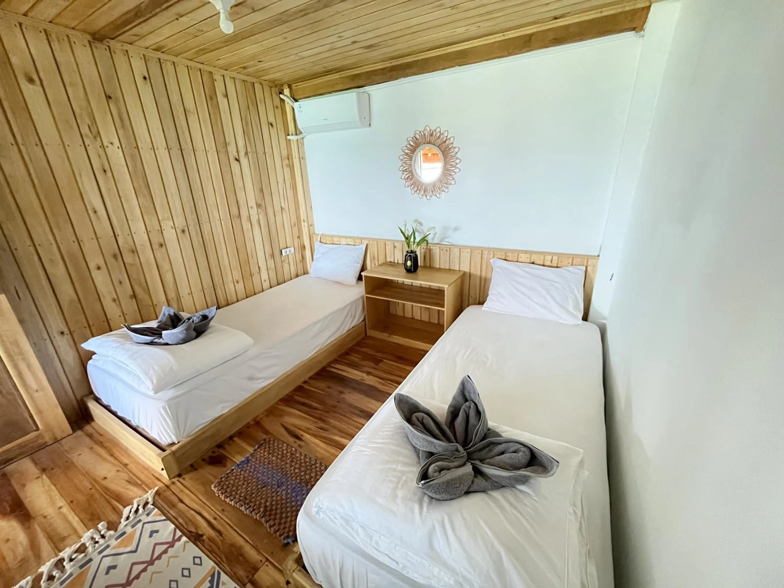 Bedroom, Bed in Phinisi Hostel Bira