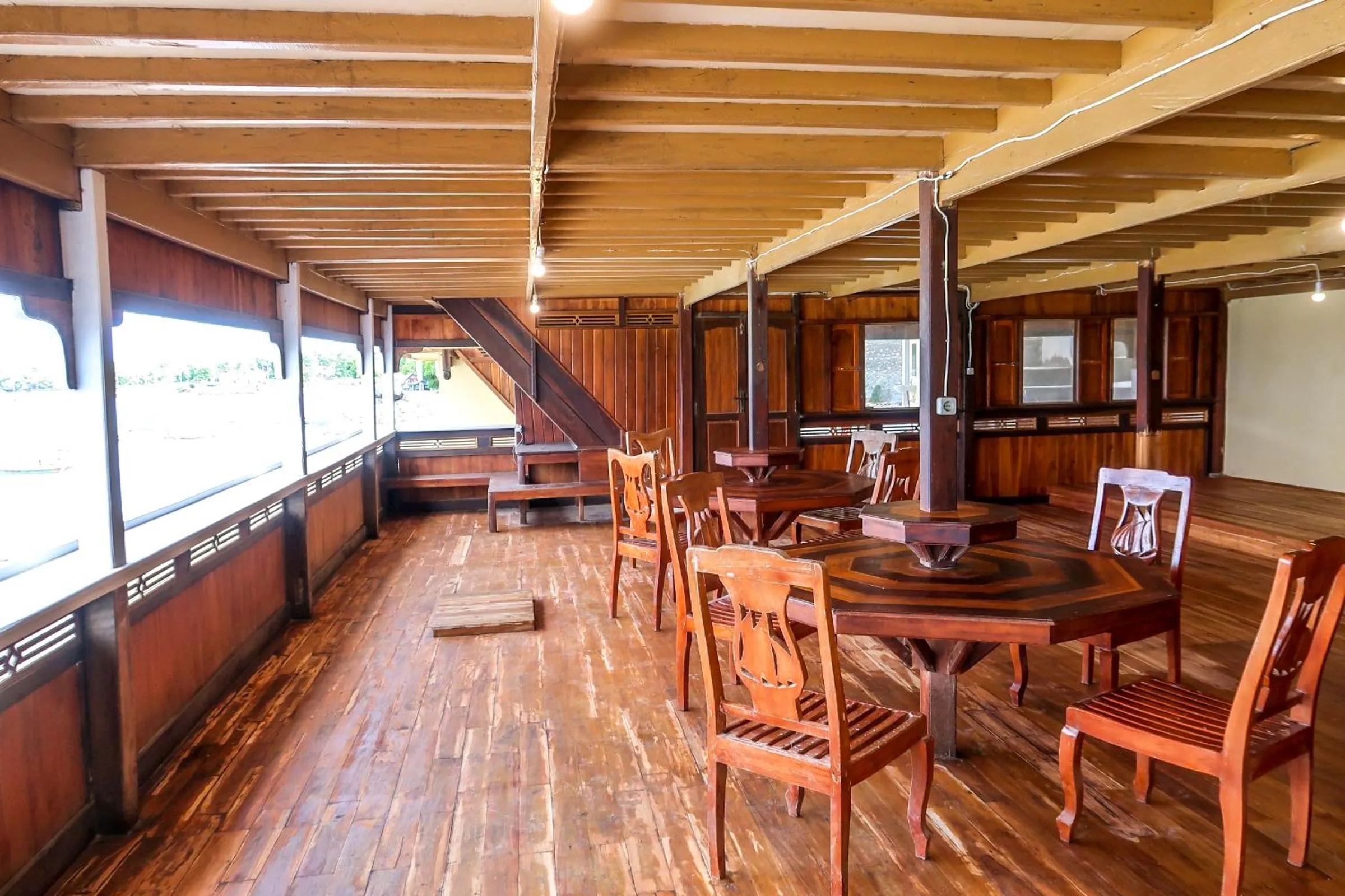 Restaurant/places to eat in Phinisi Hostel Bira