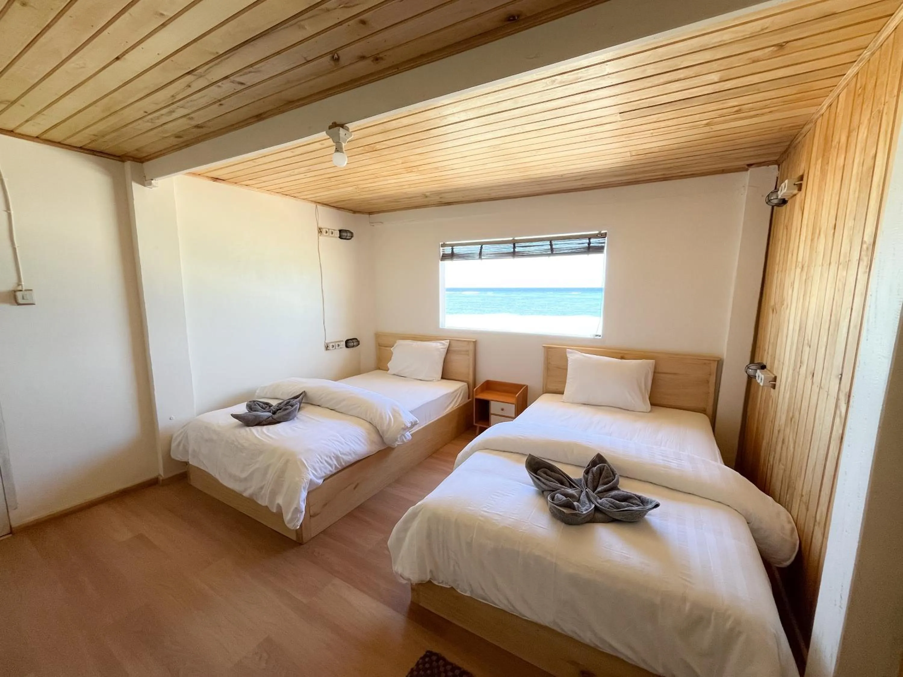 Bedroom, Bed in Phinisi Hostel Bira