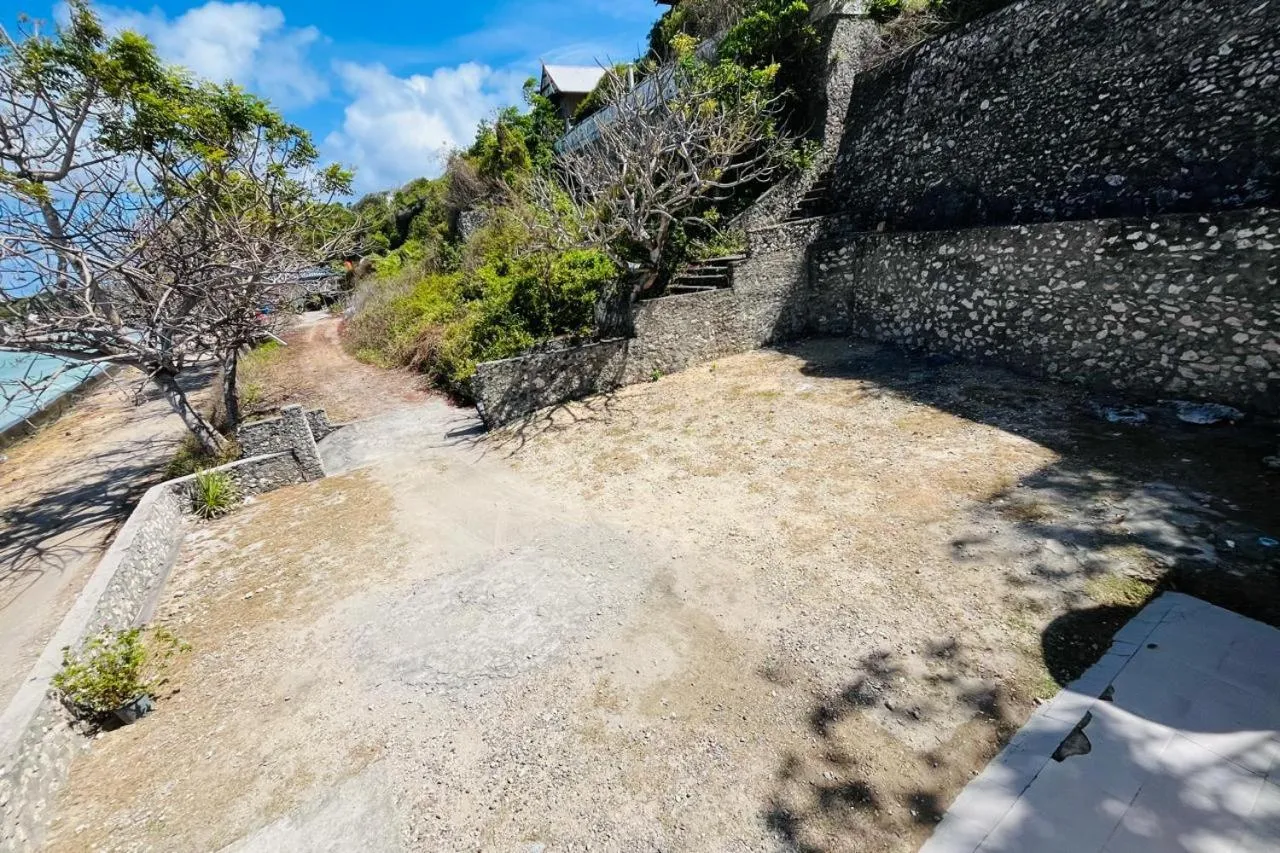 Parking in Phinisi Hostel Bira