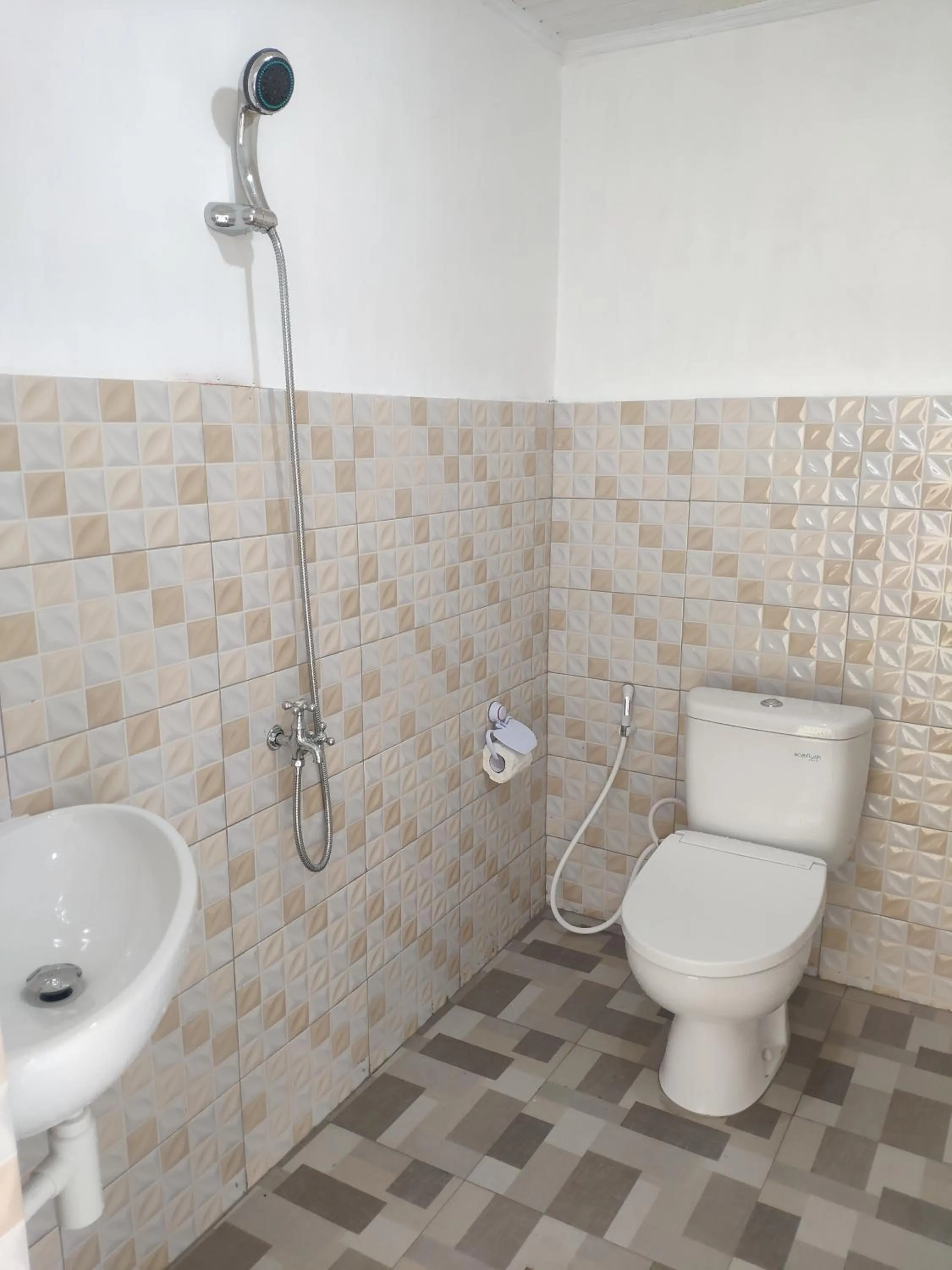 Shower in Phinisi Hostel Bira