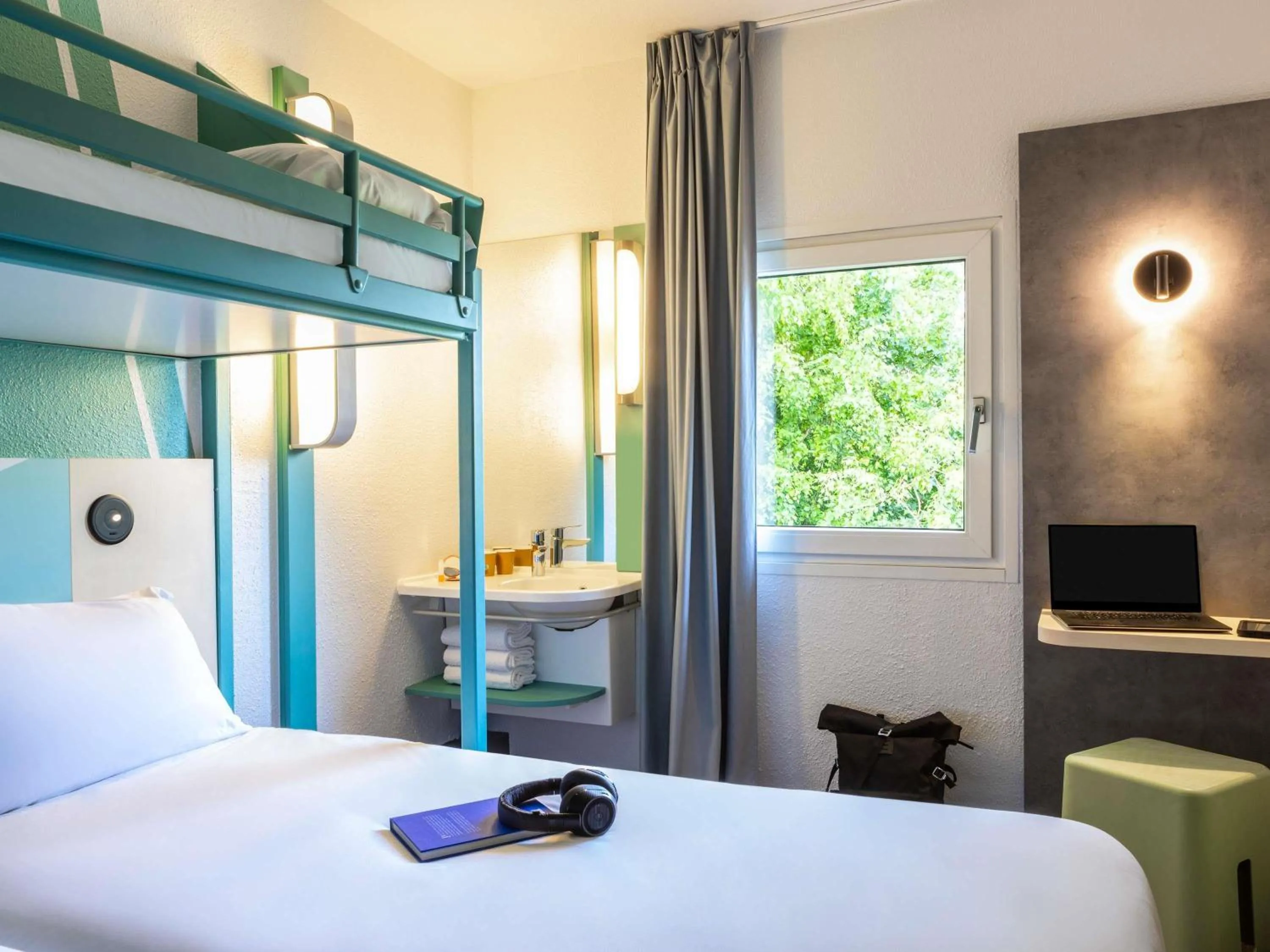 Bedroom, Bed in ibis budget Marne la Vallée Chelles