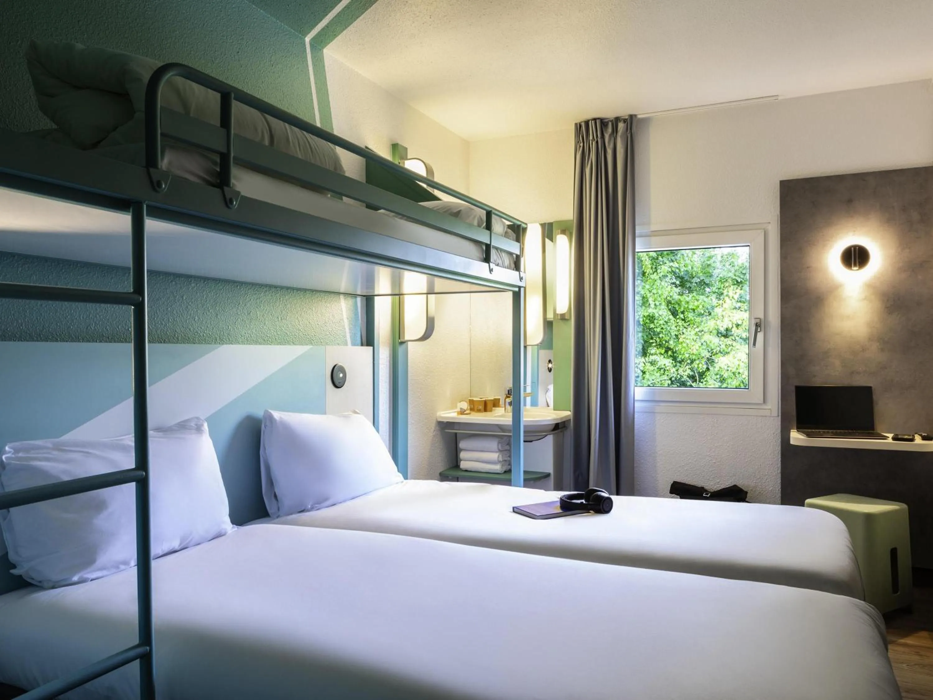 Bedroom, Bed in ibis budget Marne la Vallée Chelles