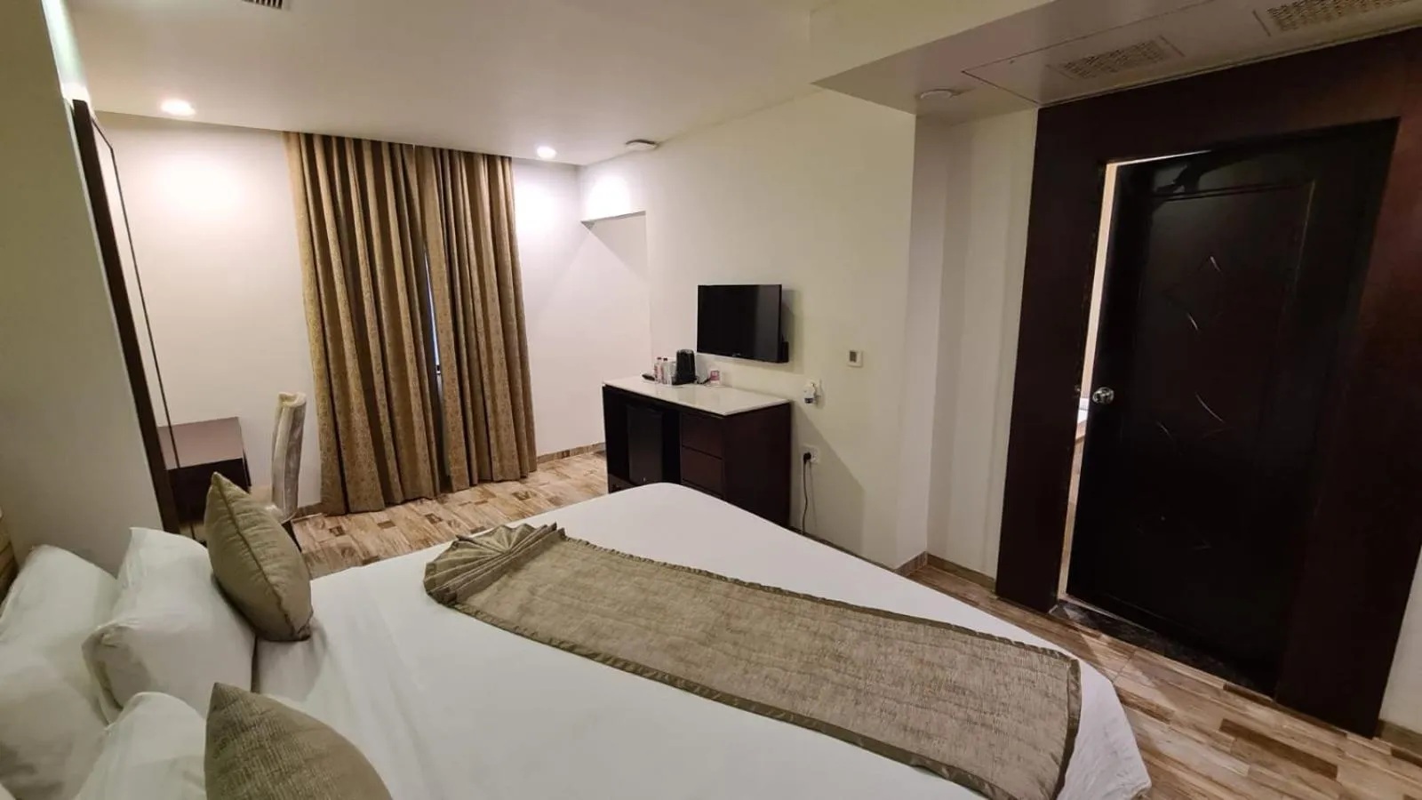 Inner courtyard view, Bed in Regenta Inn Ranip Ahmedabad