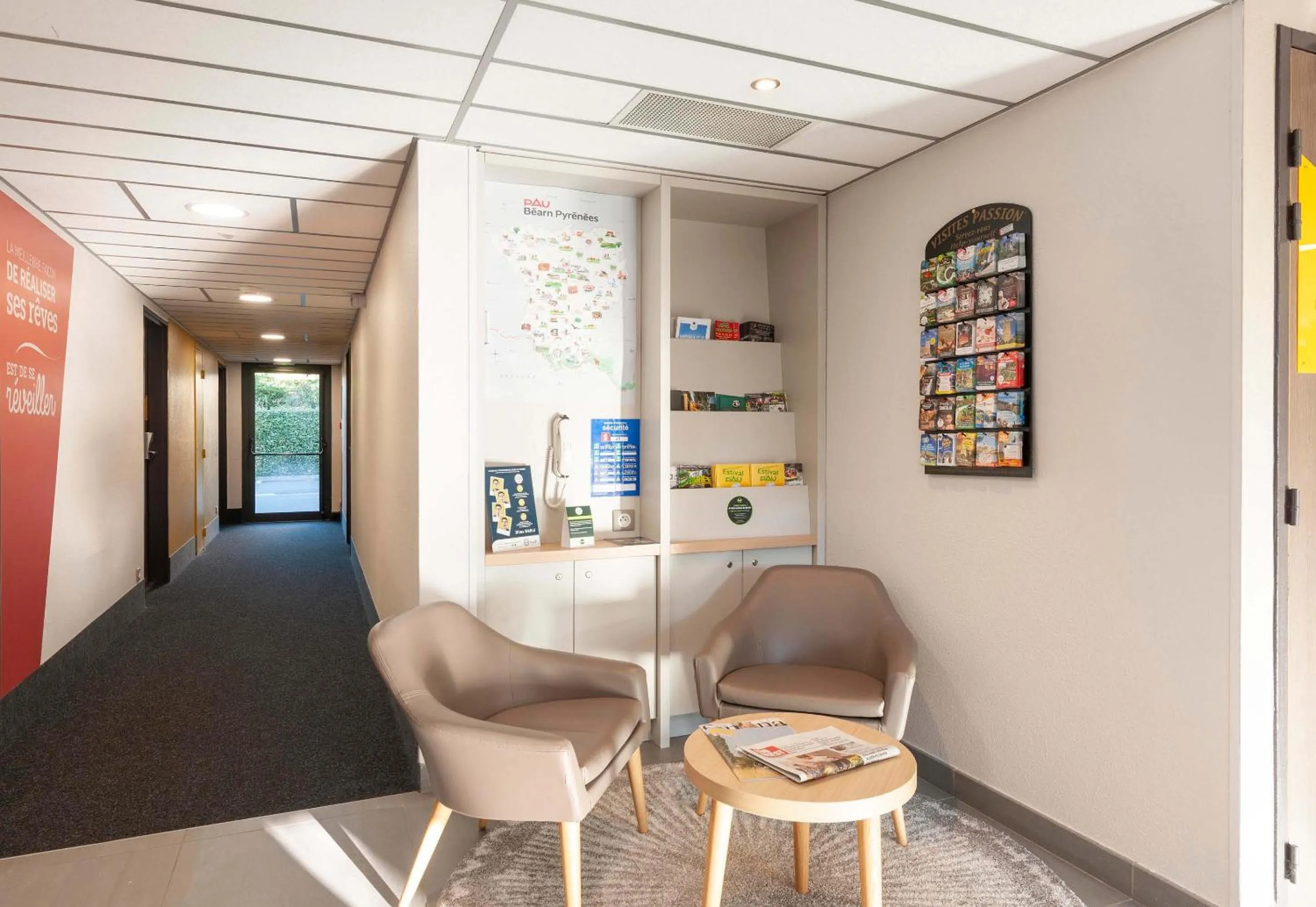 Lobby or reception in B&B HOTEL Pau Zénith