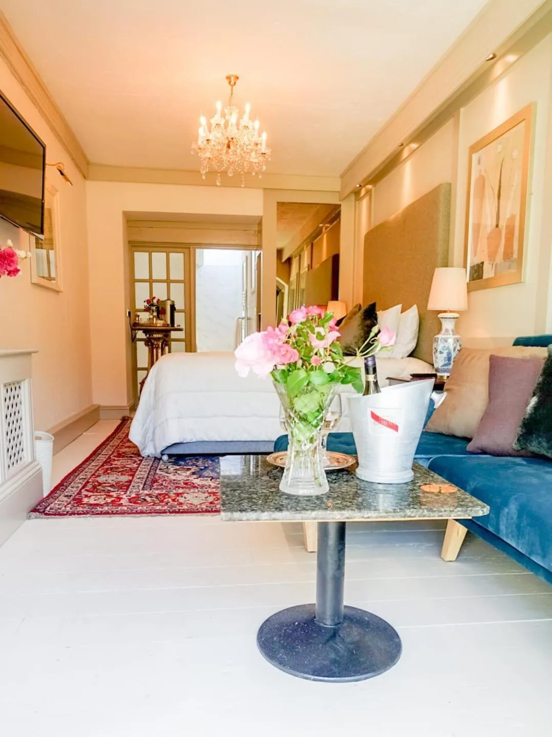 Photo of the whole room, Bed in Cedar House Boutique B&B