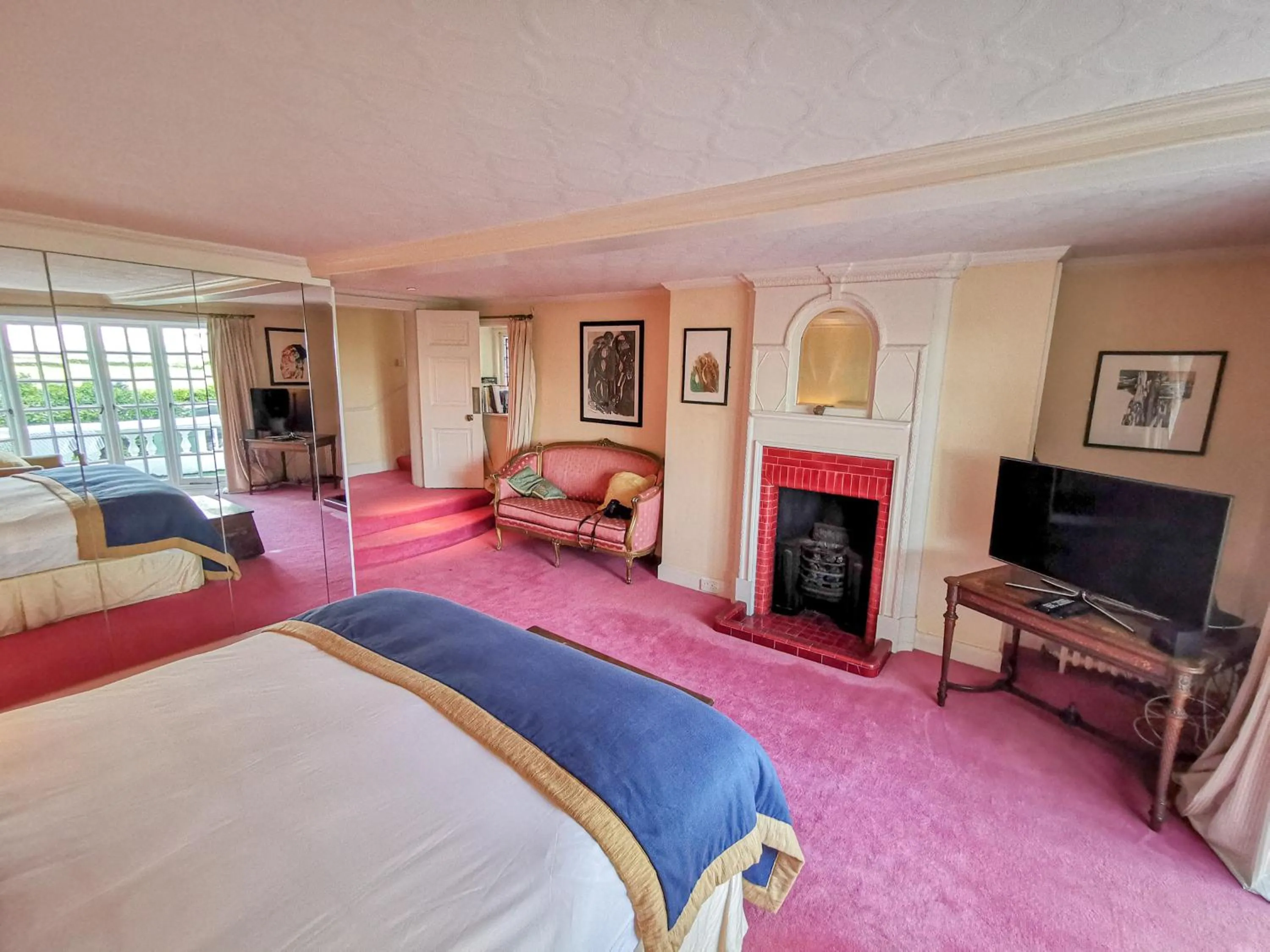 Photo of the whole room, Bed in Cedar House Boutique B&B