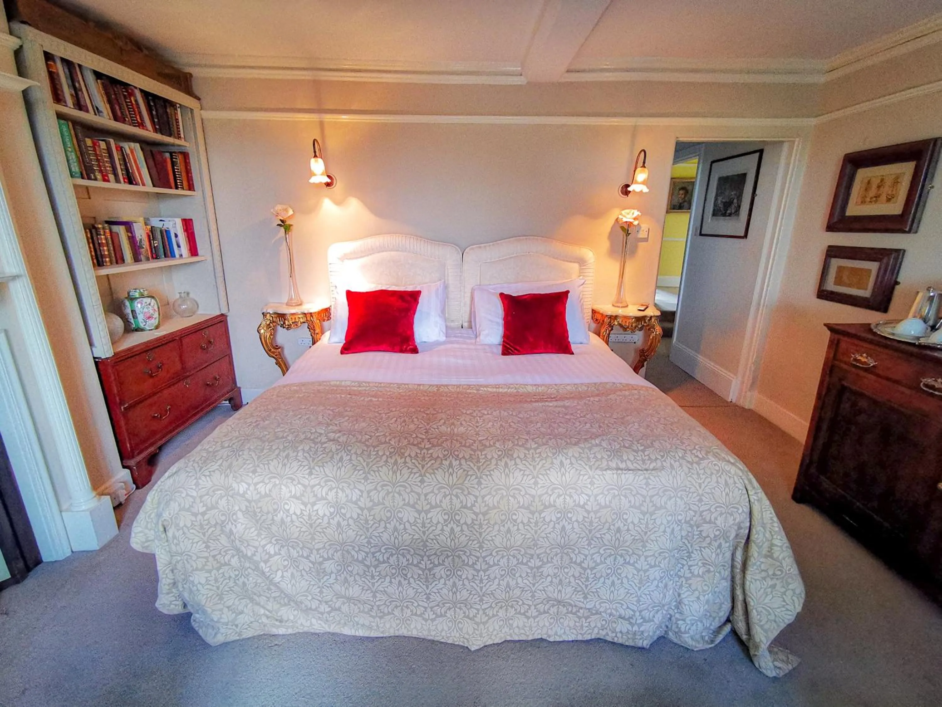 Bed in Cedar House Boutique B&B