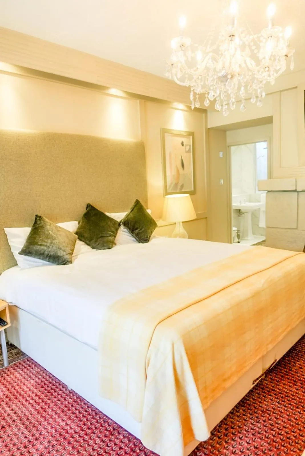 Bed in Cedar House Boutique B&B