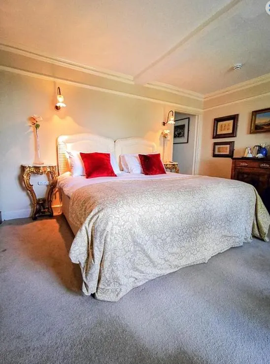 Bed in Cedar House Boutique B&B