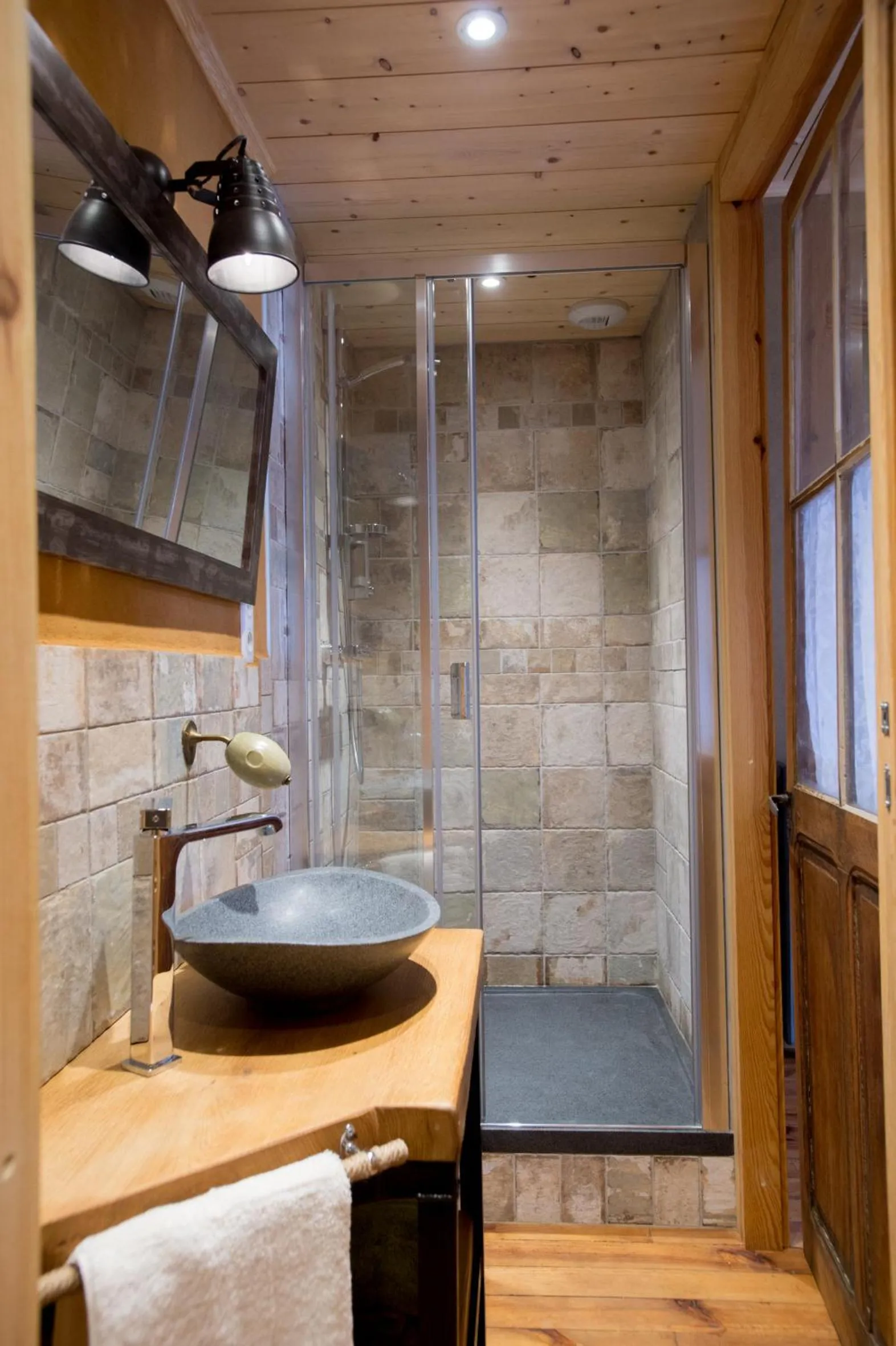 Shower in Le Rêve d'Aghon Chambres et Restaurant