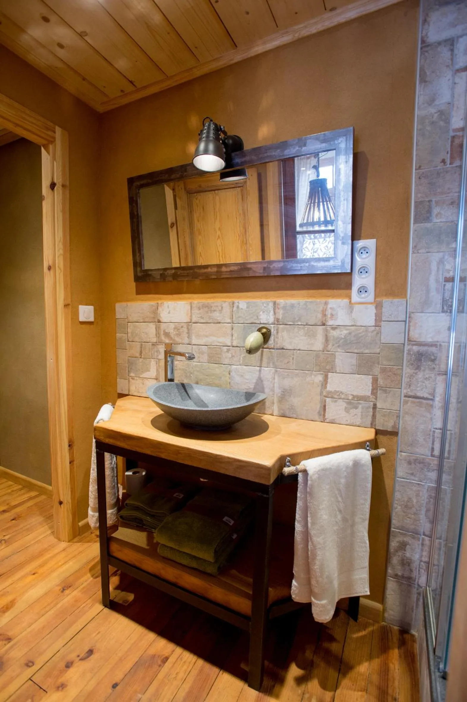 Bathroom in Le Rêve d'Aghon Chambres et Restaurant
