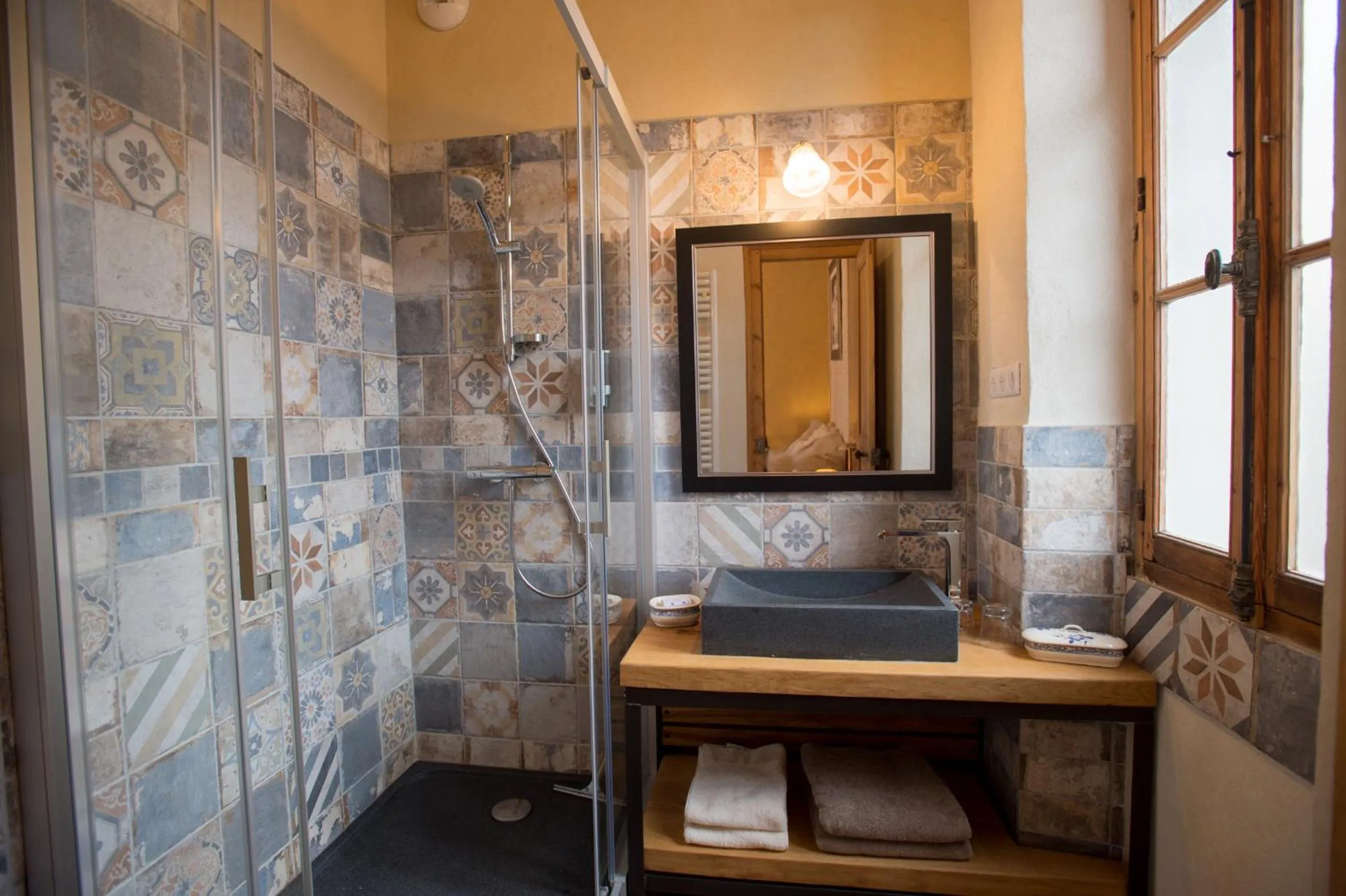 Shower in Le Rêve d'Aghon Chambres et Restaurant