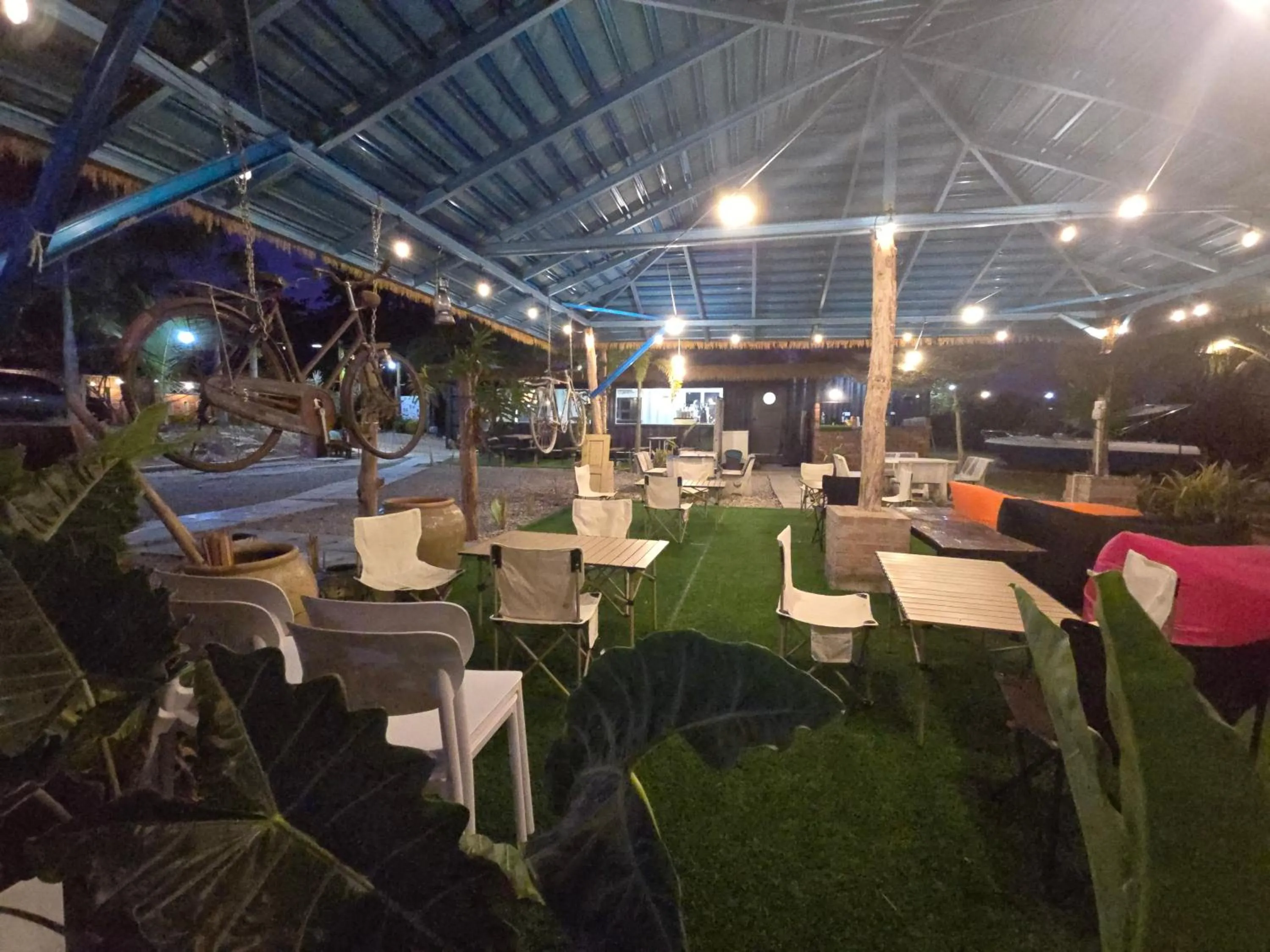 Restaurant/places to eat in Dangau Sala D'Kontena