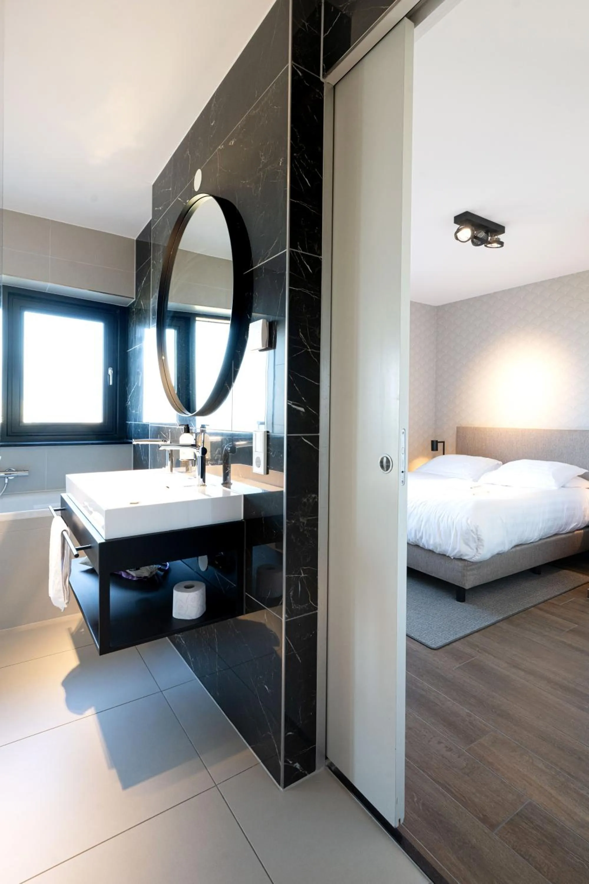 Bathroom, Bed in Maris Apartments