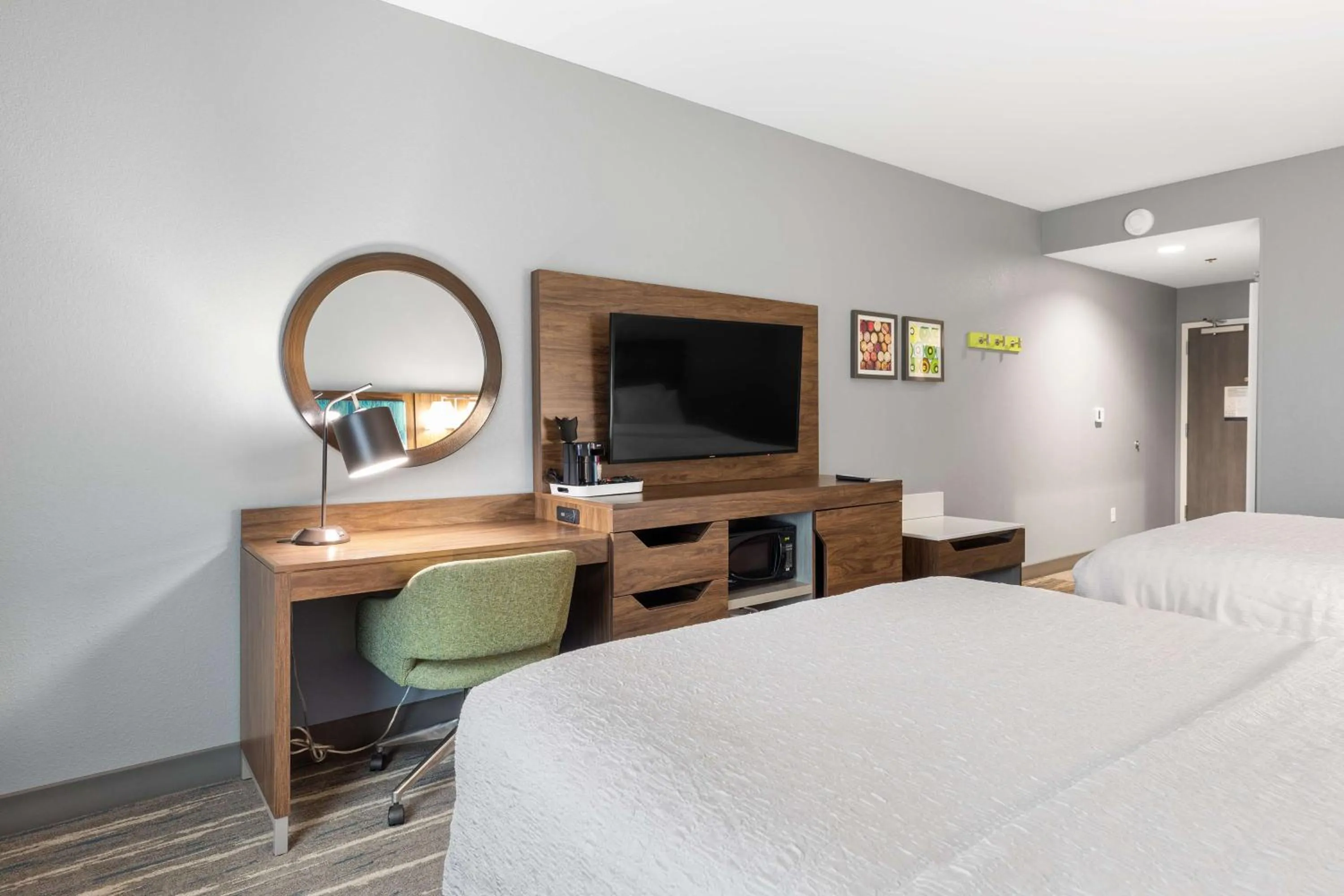 Bedroom, Bed in Hampton Inn Madison, OH