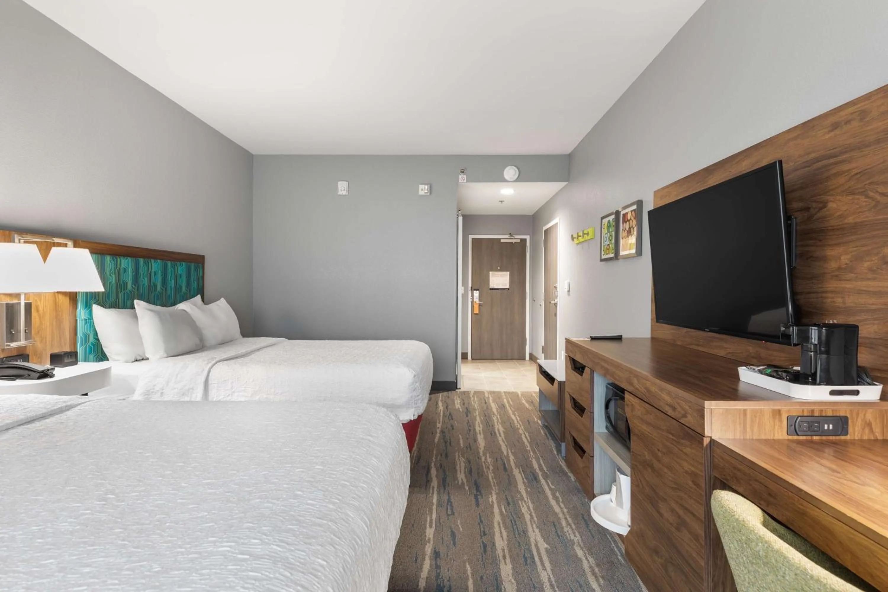 Bed in Hampton Inn Madison, OH