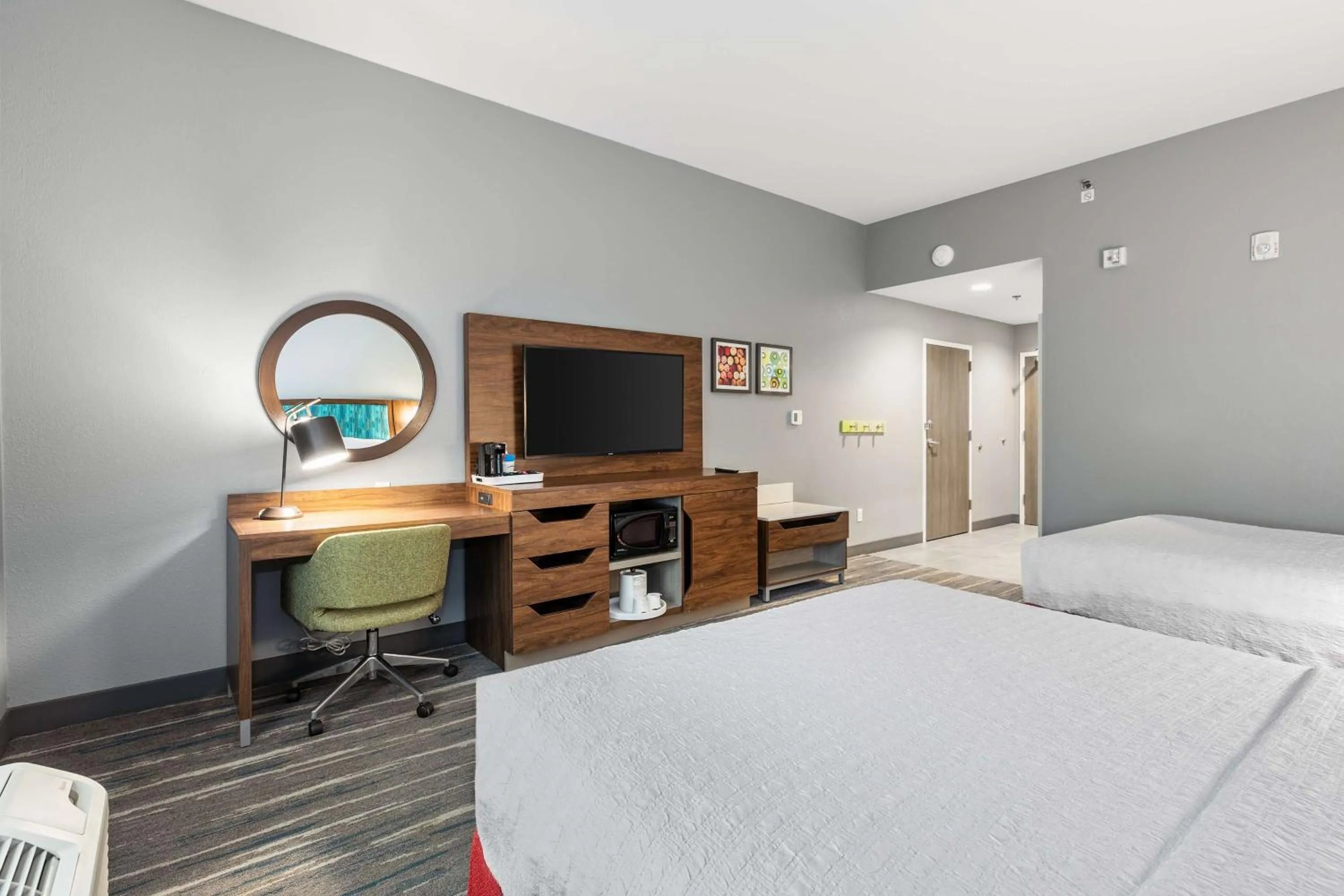 Bedroom, Bed in Hampton Inn Madison, OH