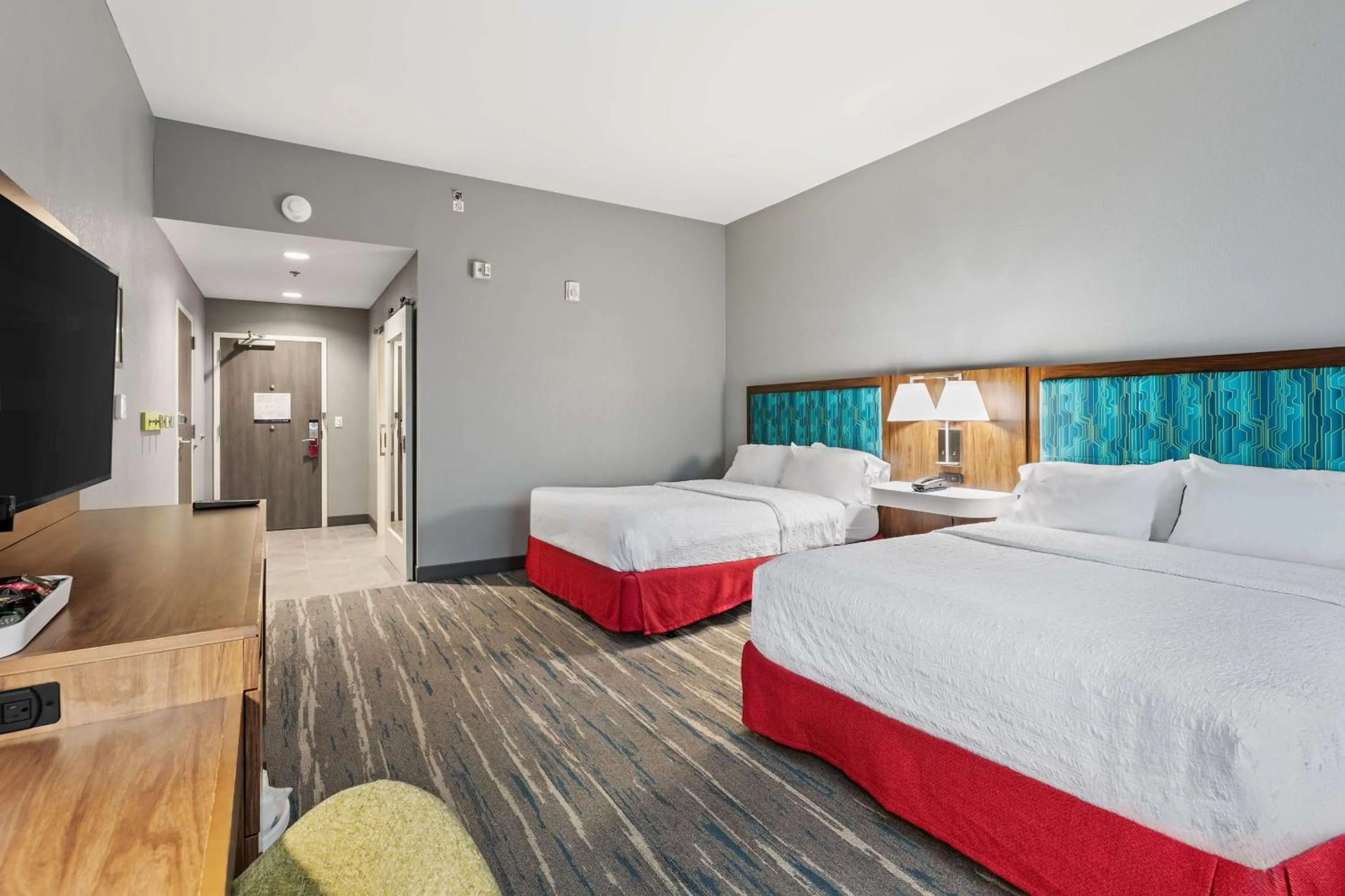 Bed in Hampton Inn Madison, OH