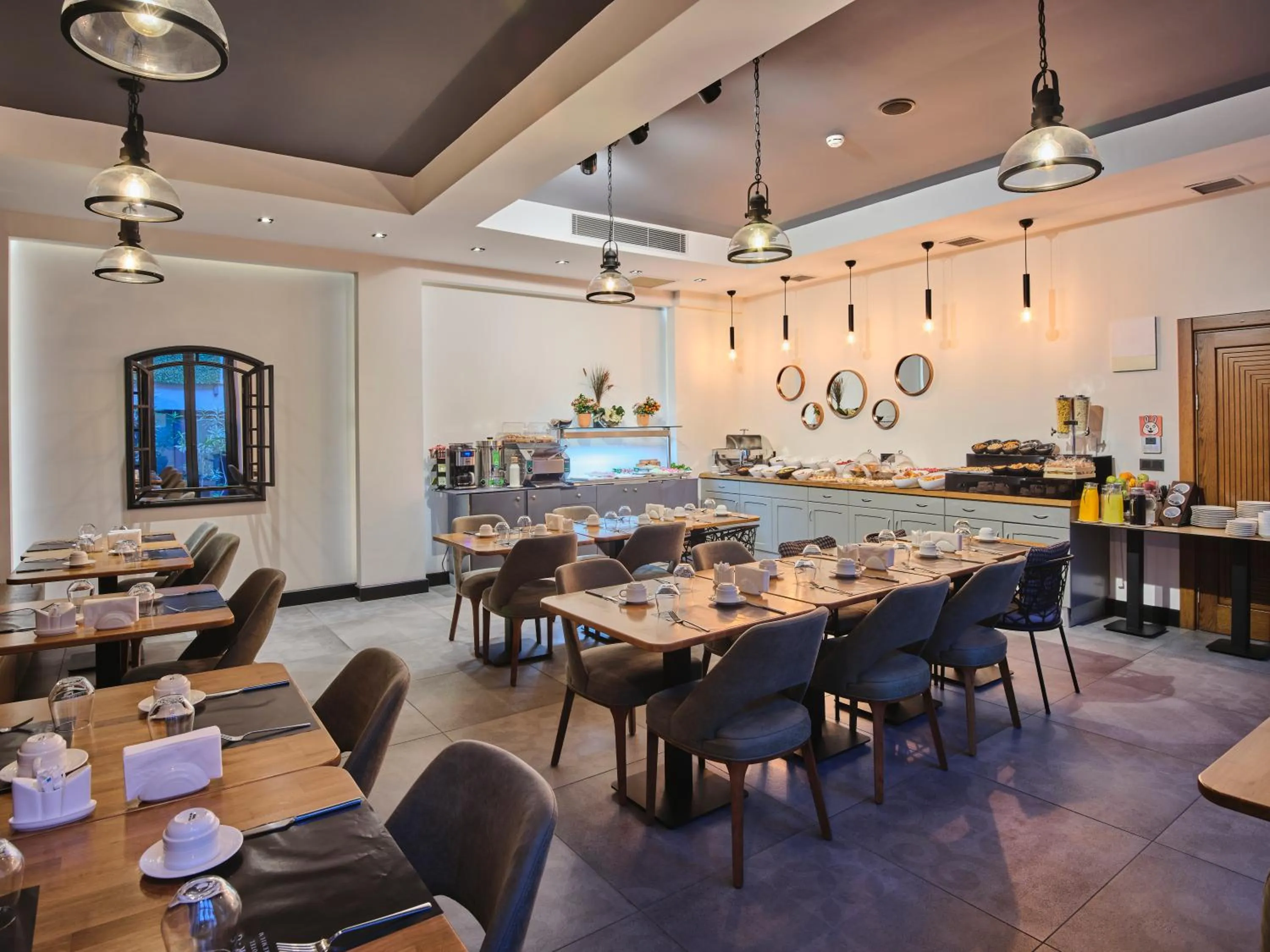 Restaurant/places to eat in Four-G Hotel