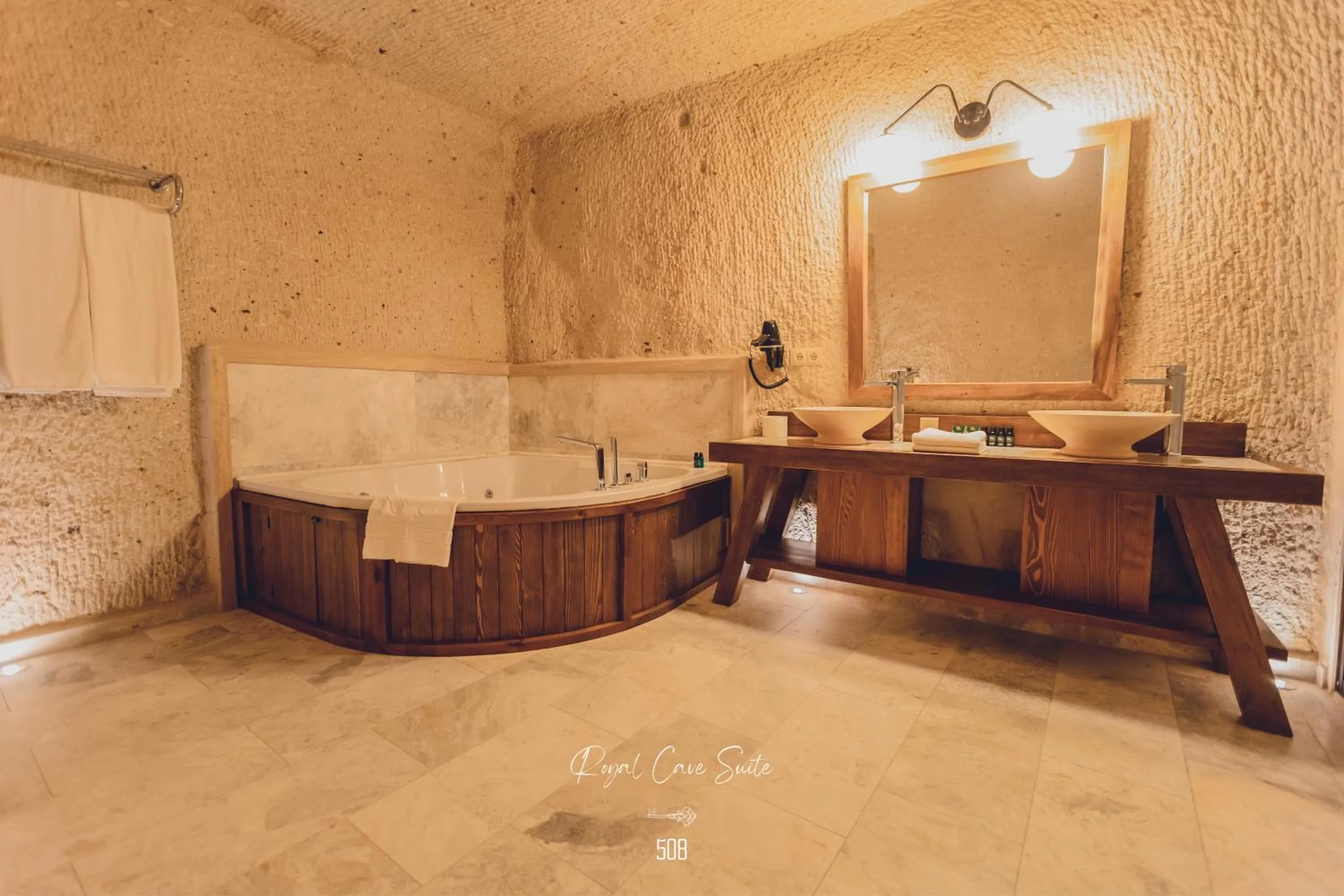 Hot Tub in Nino Cave Suites