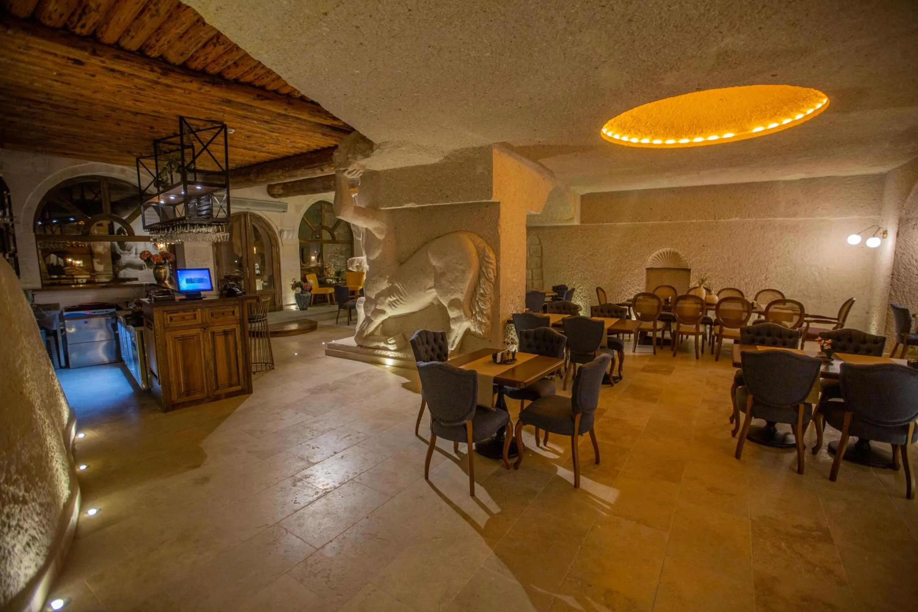 Restaurant/places to eat in Nino Cave Suites