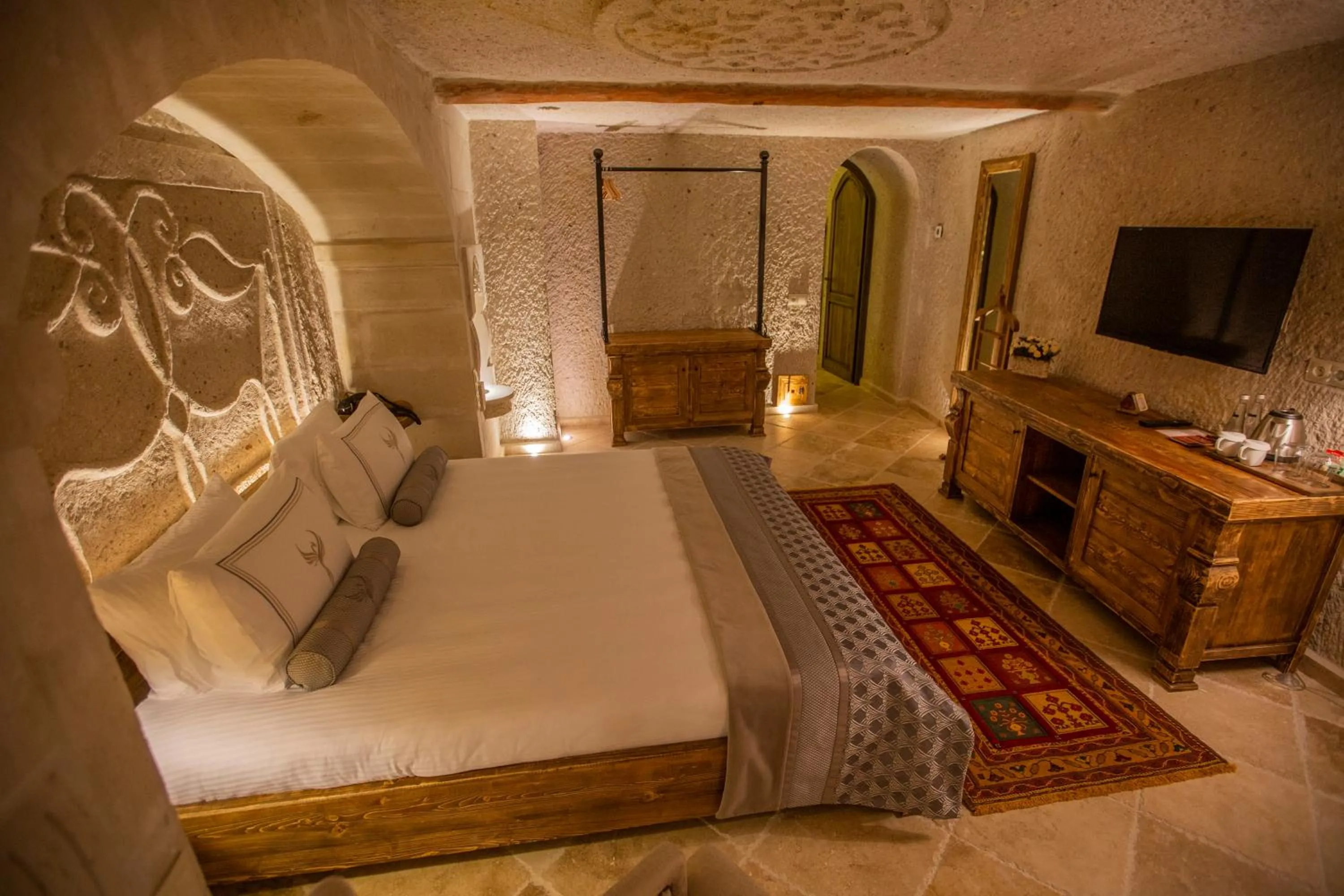 TV and multimedia, Bed in Nino Cave Suites