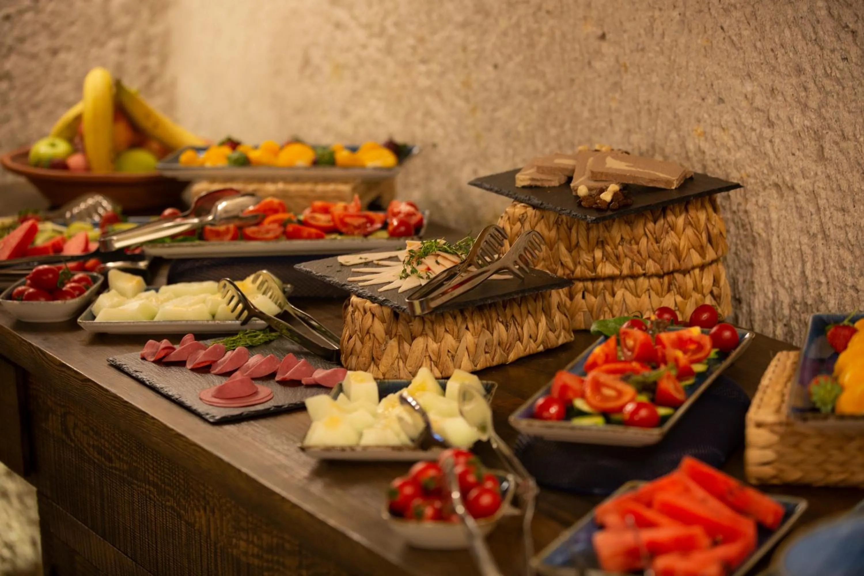 Restaurant/places to eat in Nino Cave Suites