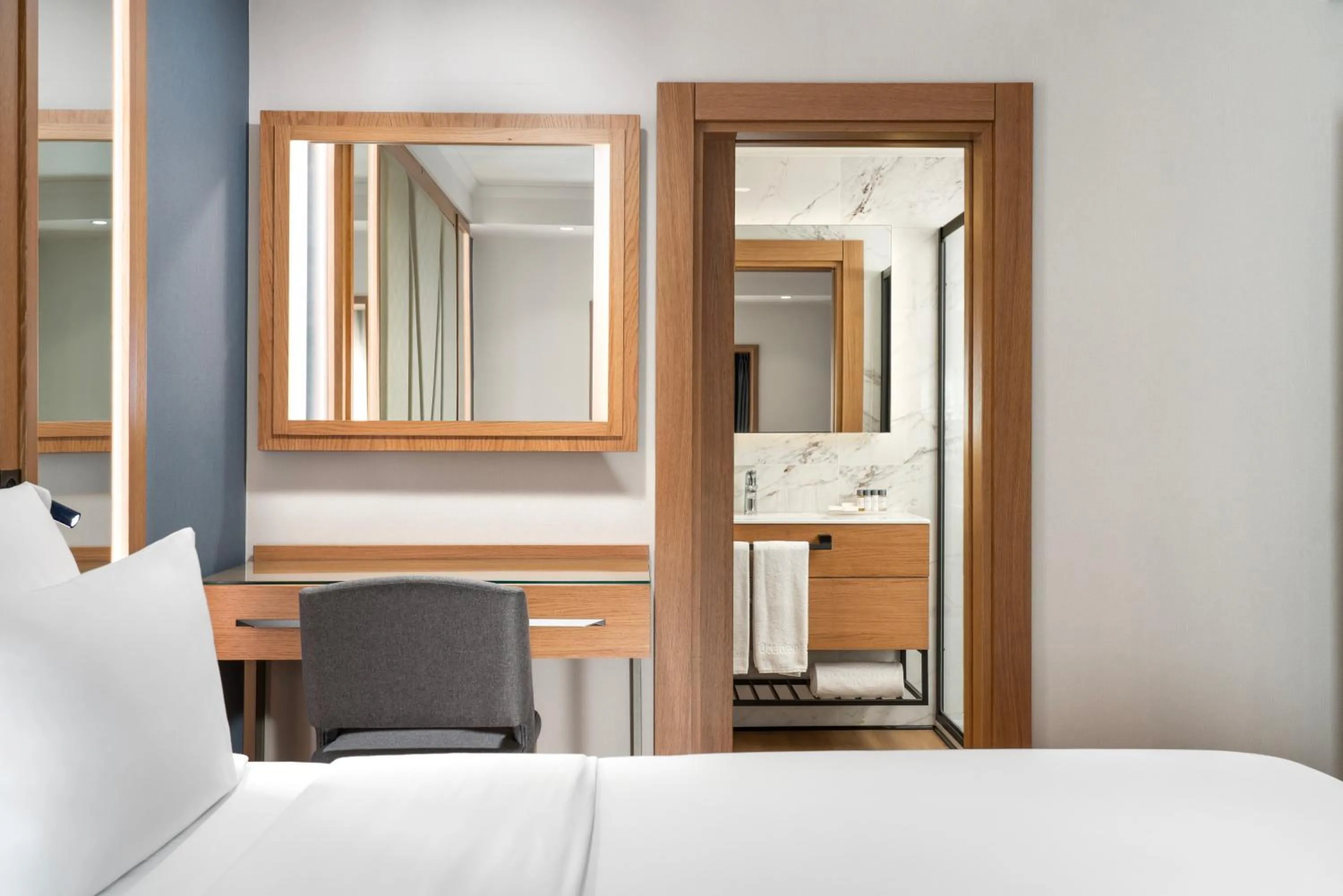 Photo of the whole room, Bed in Occidental Taksim