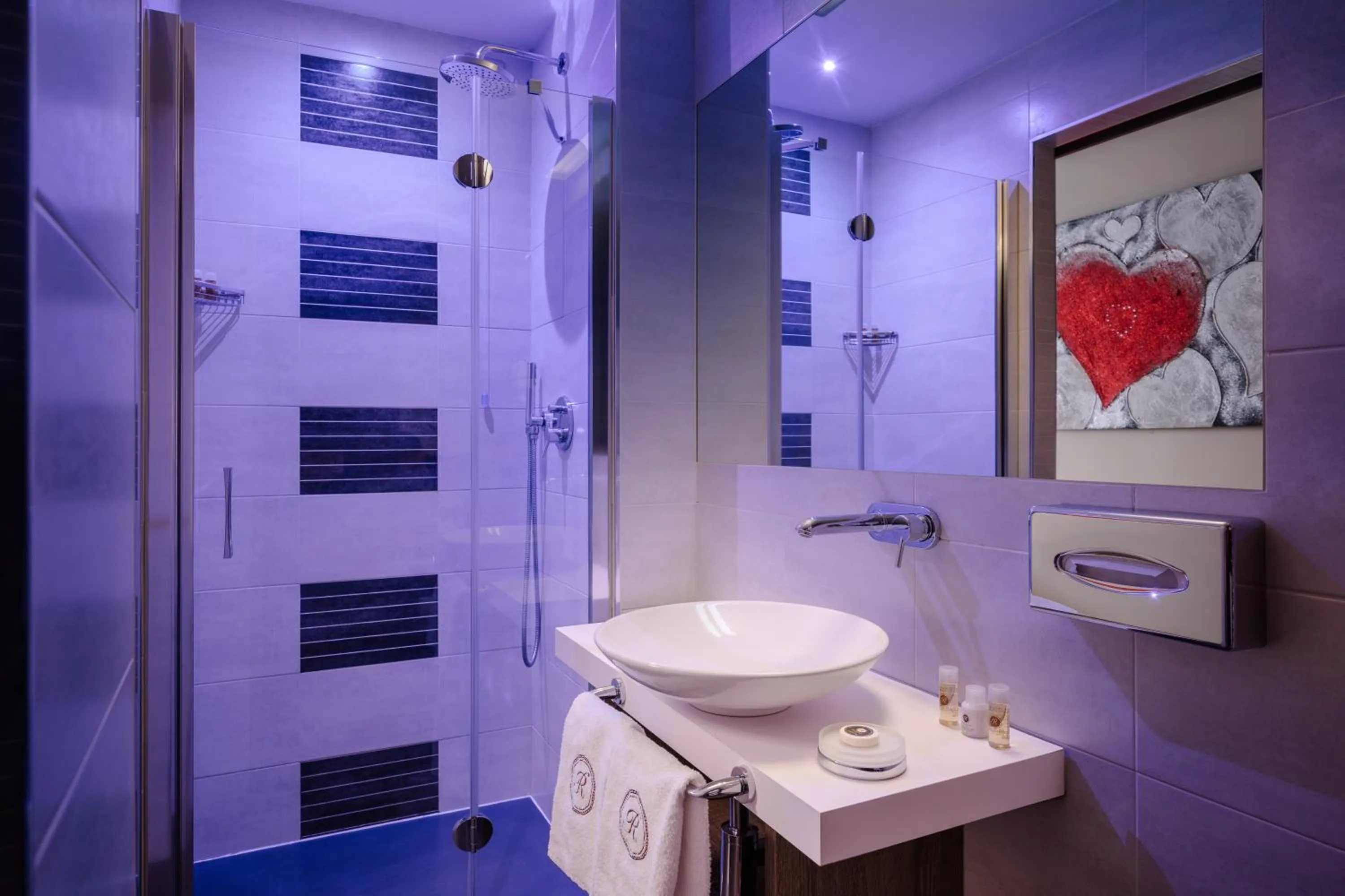 Bathroom in Hotel Mentana, by R Collection Hotels